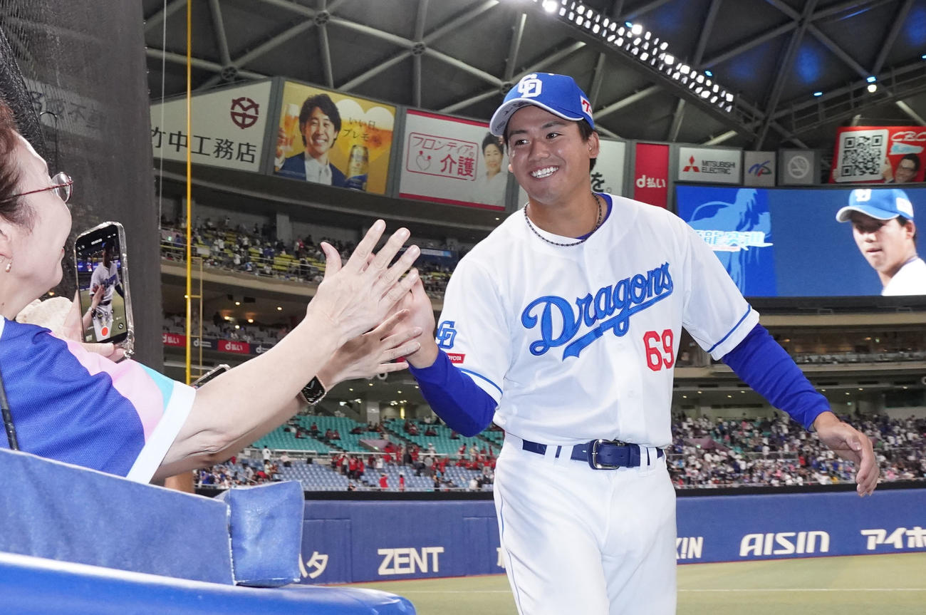 中日対広島　ファンとタッチを交わす松木平（右）（撮影・森本幸一）
