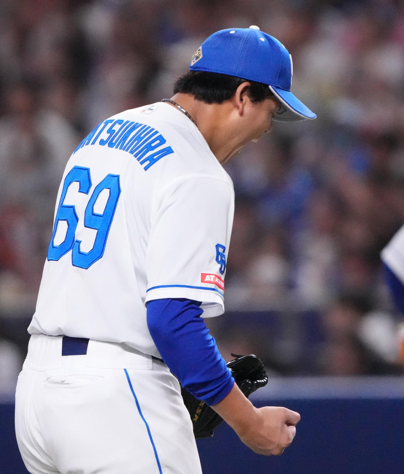 中日対広島　7回表広島2死一塁、坂倉を右飛に打ち取りほえる松木平（撮影・森本幸一）