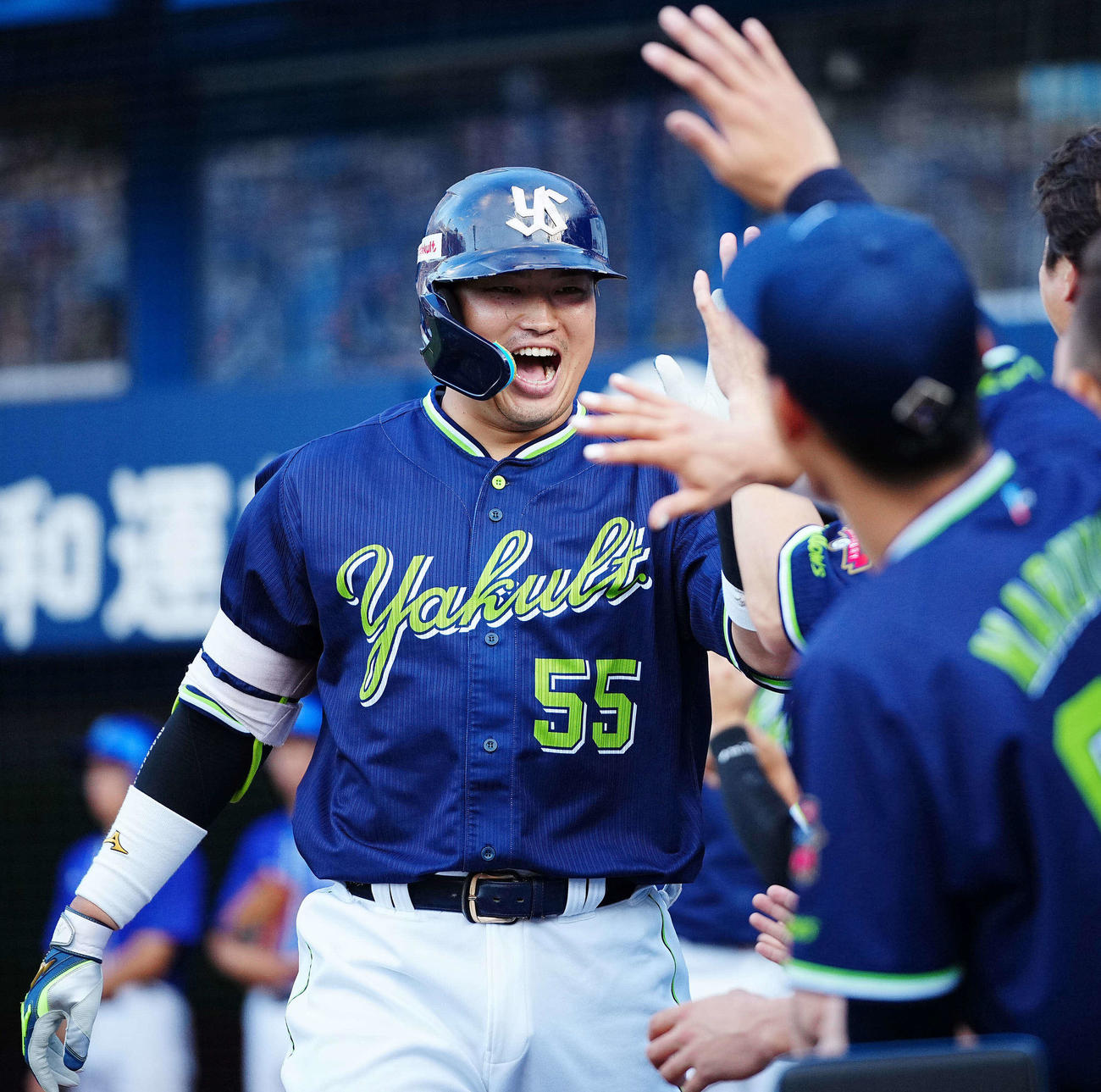 DeNA対ヤクルト　7回表ヤクルト2死一塁、2点本塁打を放ちナインの出迎えを受ける村上（撮影・垰建太）