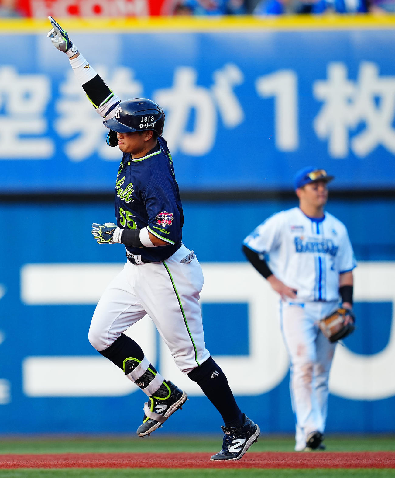 DeNA対ヤクルト　7回表ヤクルト2死一塁、2点本塁打を放ちポーズを決める村上（撮影・垰建太）