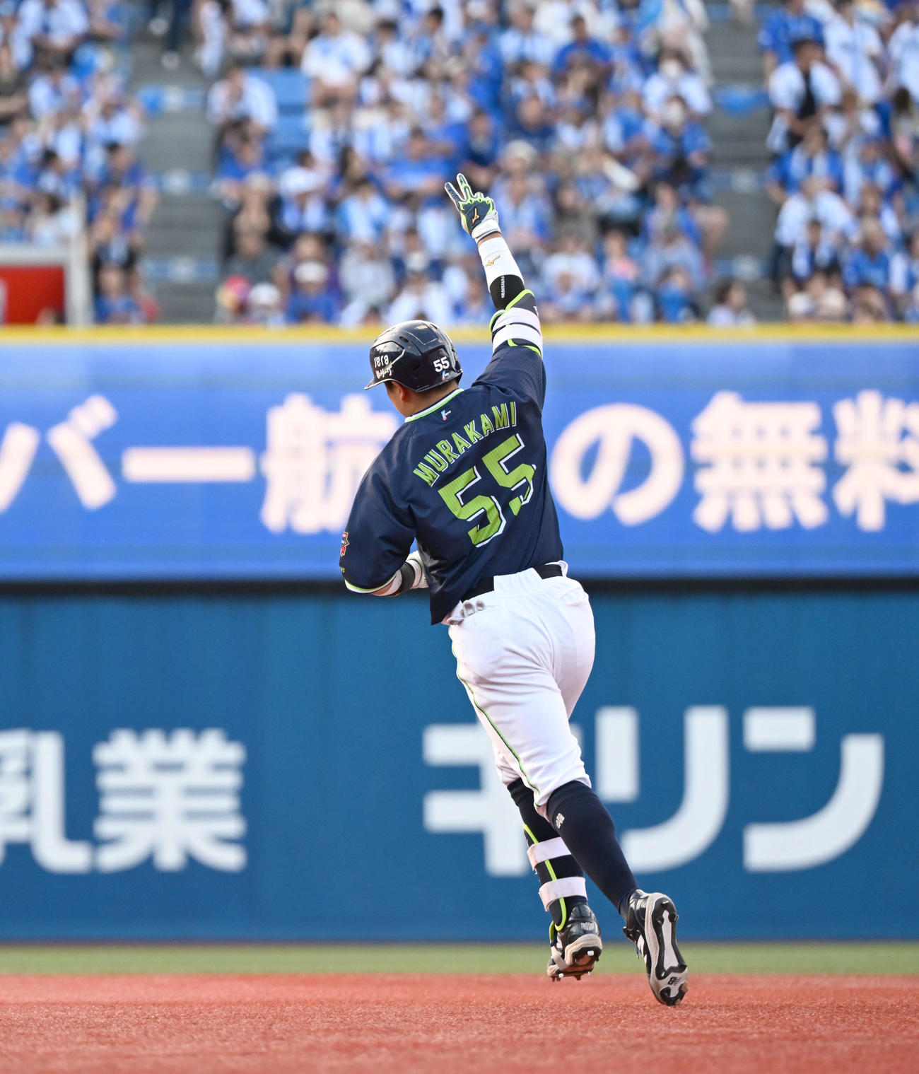 DeNA対ヤクルト　7回表ヤクルト2死一塁、右越えに逆転2ランを放ちVサインを掲げながらダイヤモンドを回る村上（撮影・千葉一成）