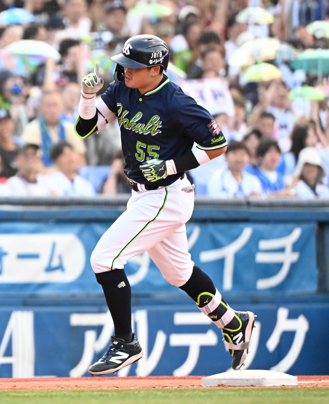 DeNA対ヤクルト　7回表ヤクルト2死一塁、逆転2ランを放ち三塁を回る村上（撮影・千葉一成）
