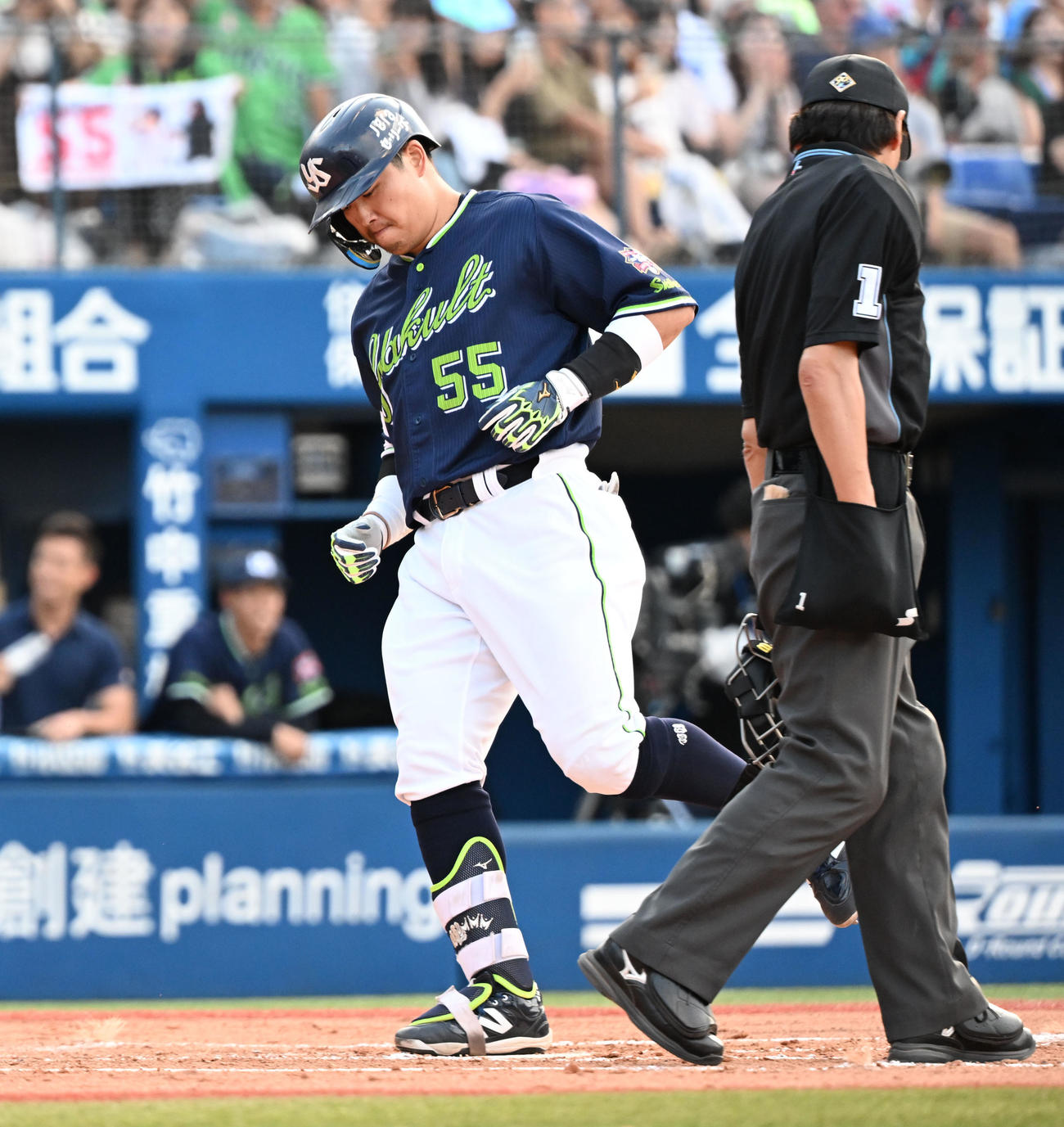 DeNA対ヤクルト　7回表ヤクルト2死一塁、逆転2ランを放ち本塁を踏む村上（撮影・千葉一成）