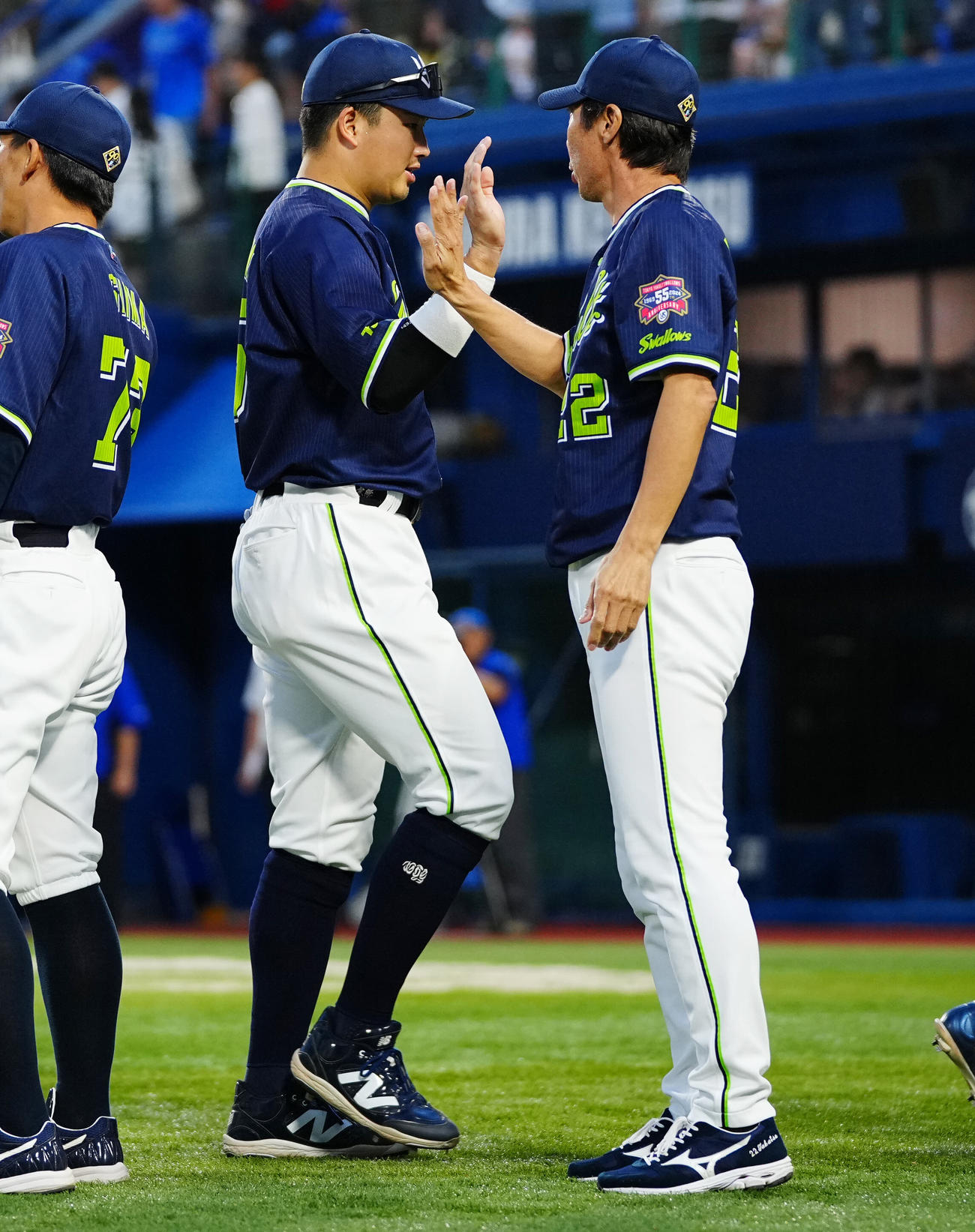 DeNA対ヤクルト　DeNAに勝利しタッチを交わすヤクルト村上（左）と高津監督（撮影・垰建太）