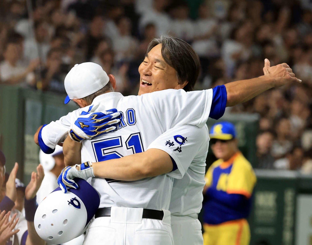 高校野球女子選抜対イチロー選抜　8回裏イチロー選抜2死一、三塁、松井秀喜氏（右）は右越え3点本塁打を放ち、出迎えたイチロー氏と笑顔で抱擁（撮影・浅見桂子）
