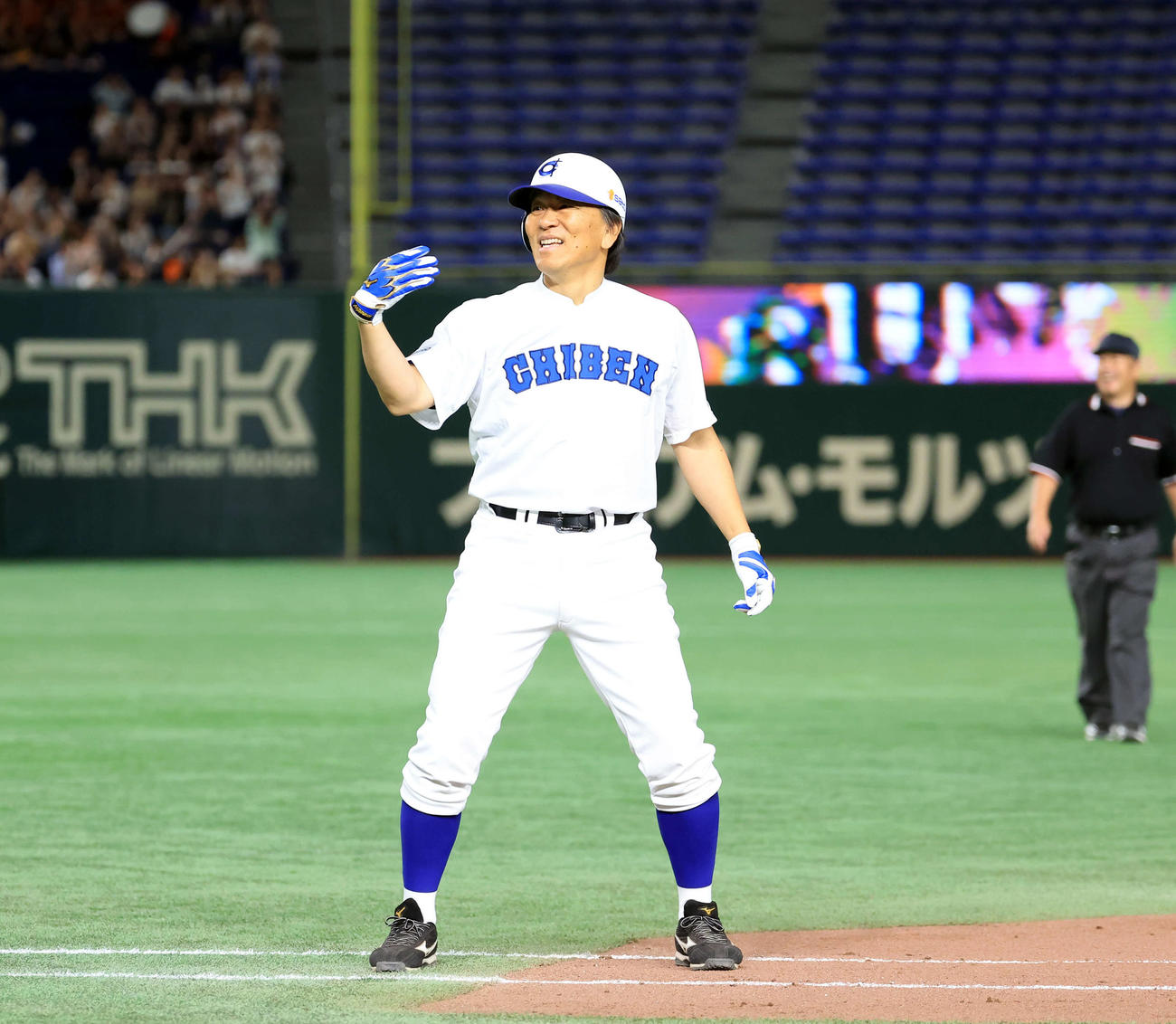高校野球女子選抜対イチロー選抜　8回裏イチロー選抜2死一、三塁、松井秀喜氏は右越え3点本塁打を放つも、足を痛めて代走を要求（撮影・浅見桂子）
