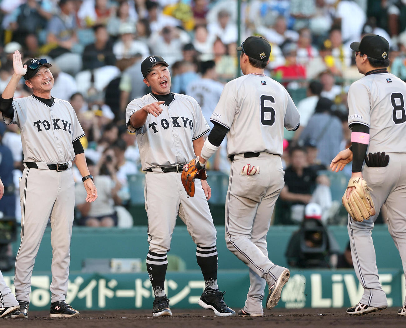 阪神対巨人　巨人阿部監督（左から2人目）は阪神に勝利しナインを出迎える（撮影・上山淳一）