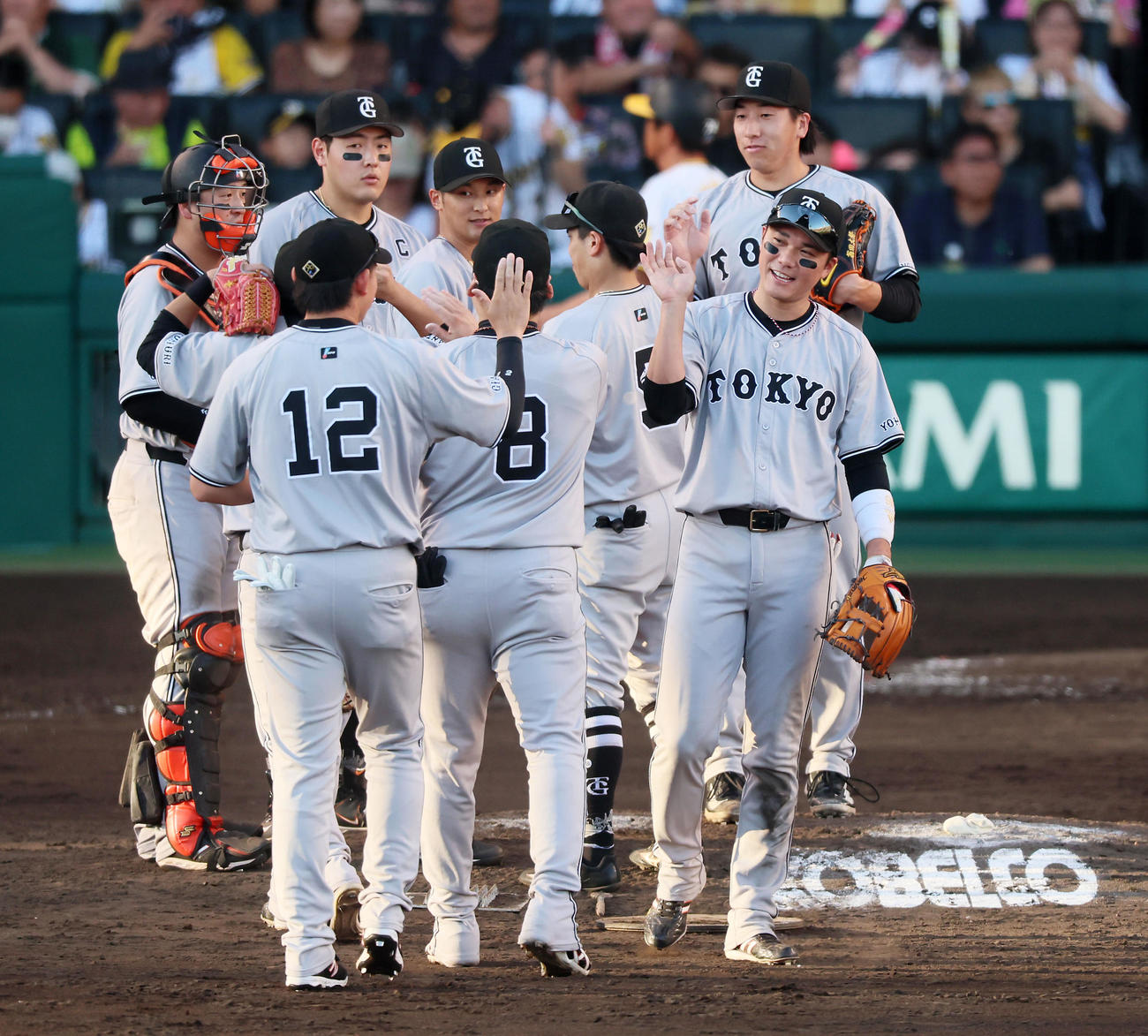 阪神対巨人　阪神に勝利しナインとタッチする坂本（撮影・加藤哉）