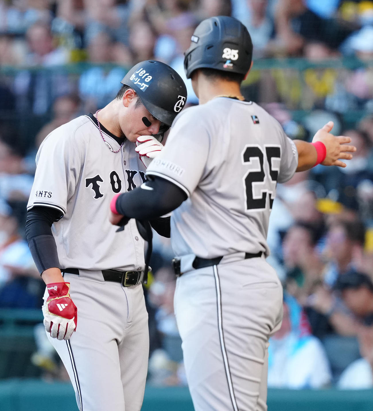 阪神対巨人　7回表終了後、ベンチに引き揚げる巨人坂本（左）（撮影・江口和貴）