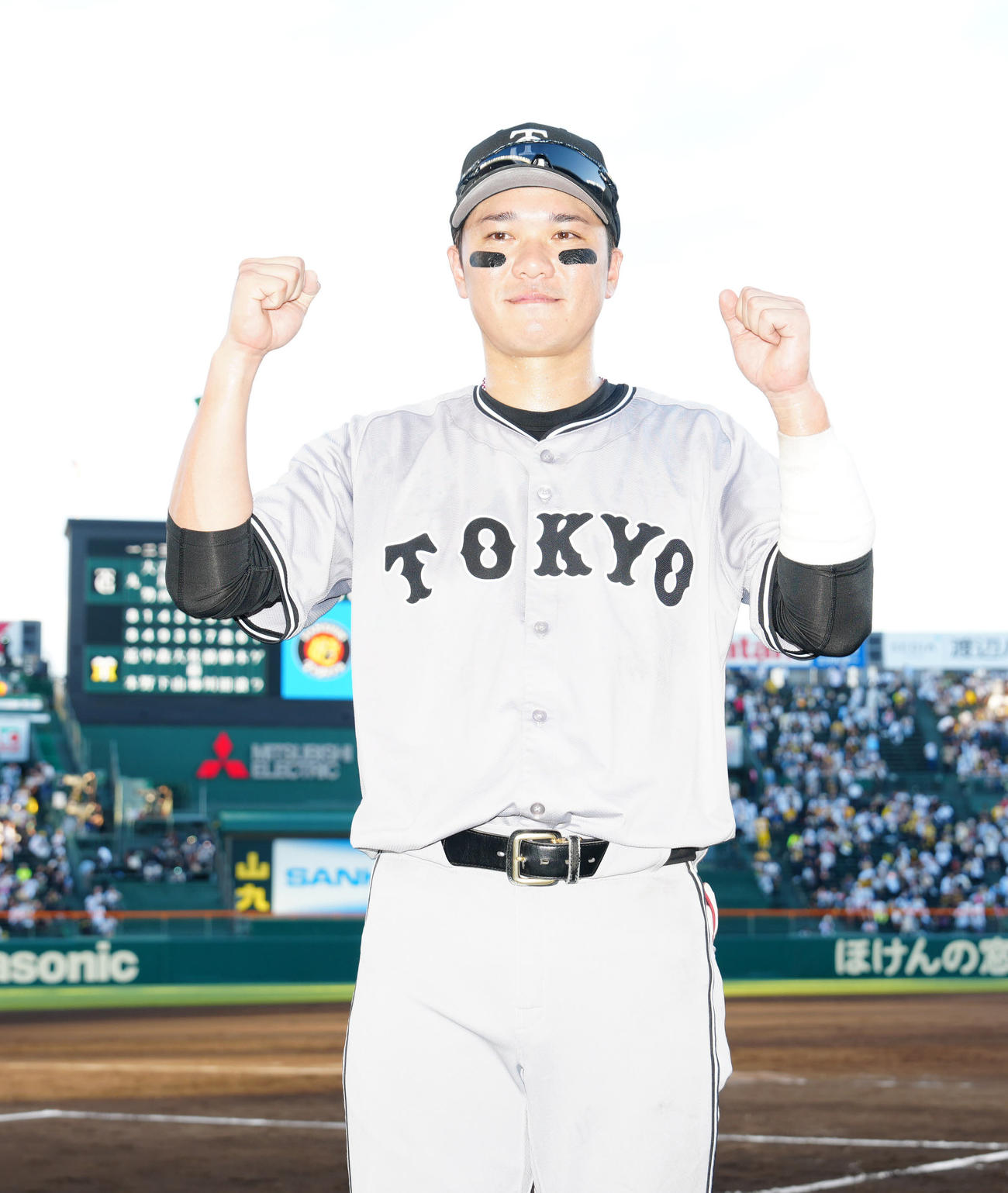 阪神対巨人　試合後、ガッツポーズで写真に納まる巨人坂本（撮影・江口和貴）