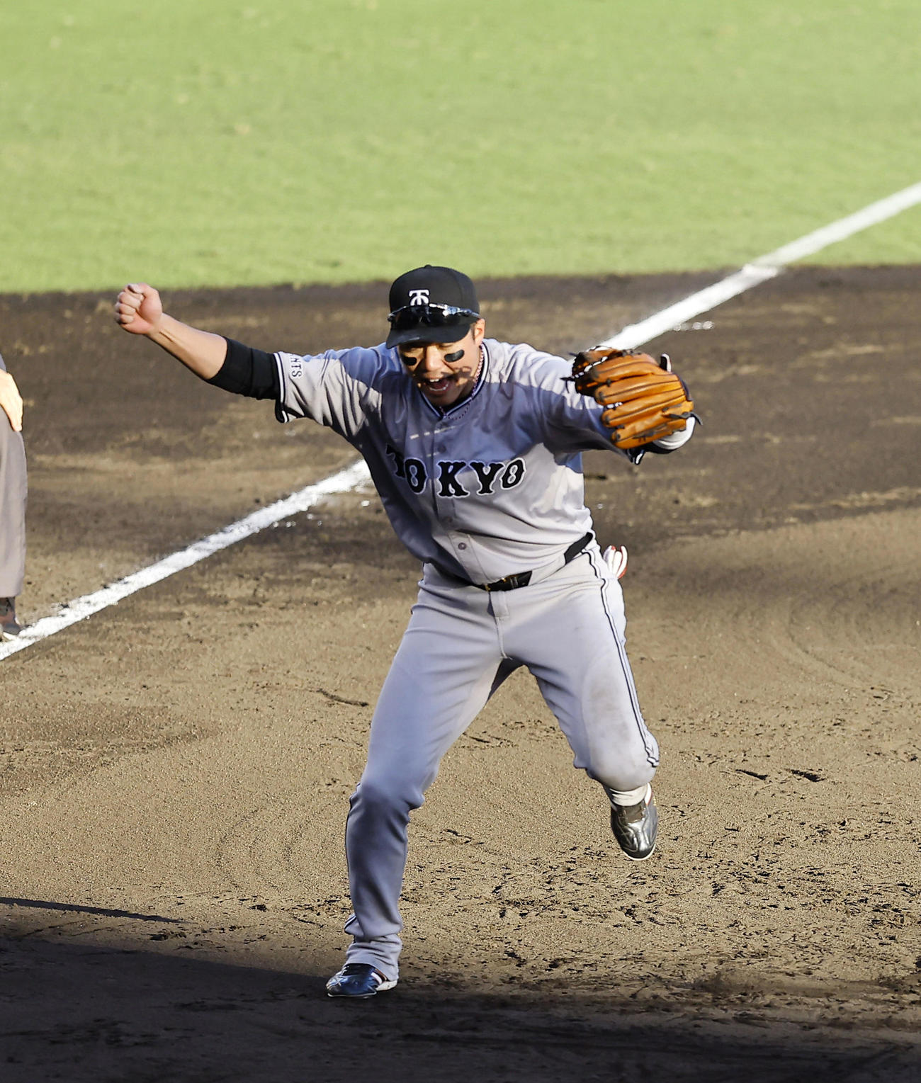 阪神対巨人　9回裏阪神2死二塁、木浪が三振に倒れ、勝利にガッツポーズをする坂本（撮影・藤尾明華）