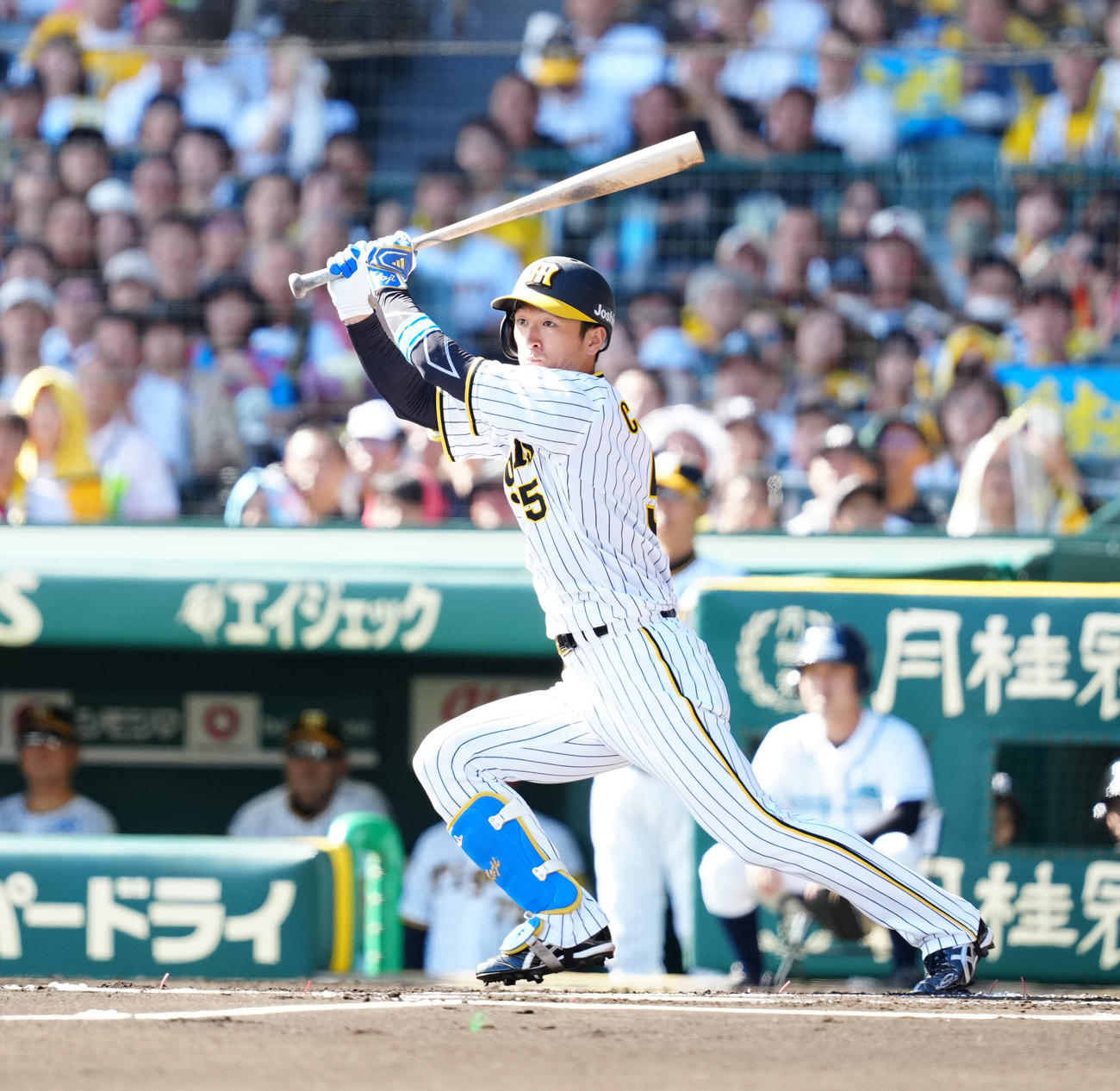 阪神対巨人　1回裏阪神無死、左前打を放つ近本（撮影・江口和貴）