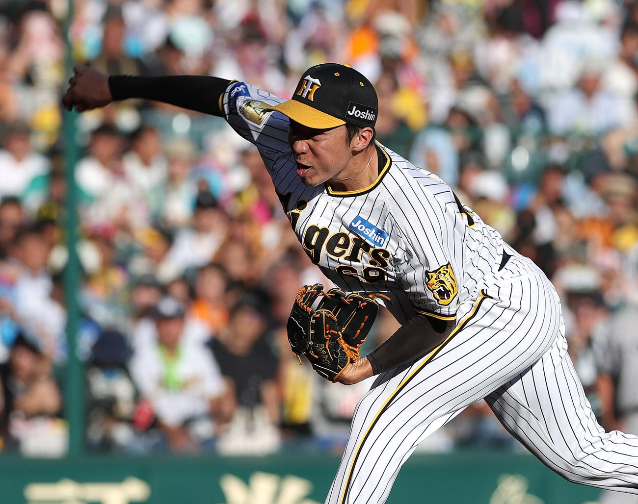 阪神対巨人　7回表巨人無死一、二塁、高橋に代わり石井が登板する（撮影・上山淳一）