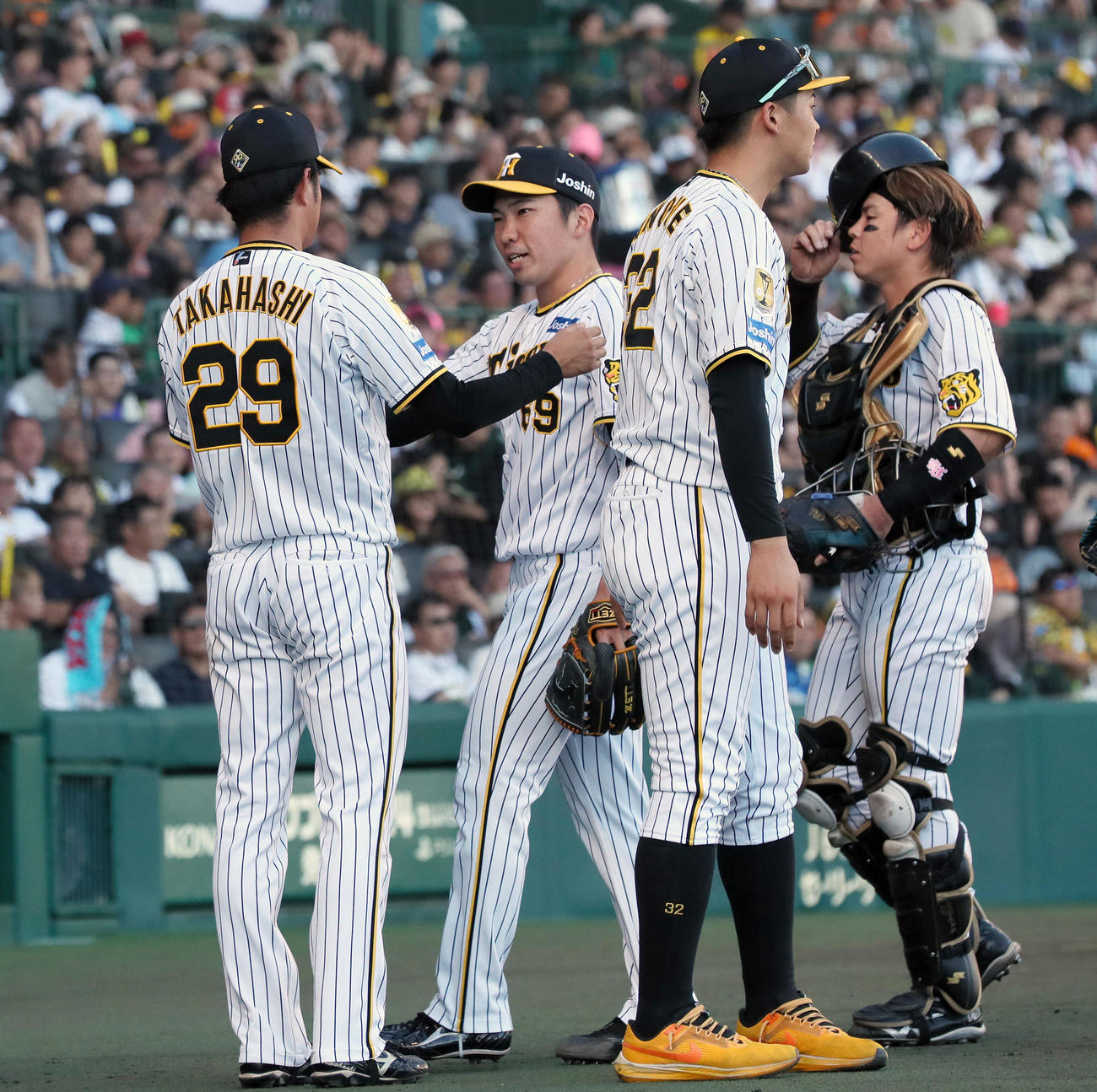 阪神対巨人　7回表、高橋（左）から継投した石井（同2人目）が抑える（撮影・上山淳一）