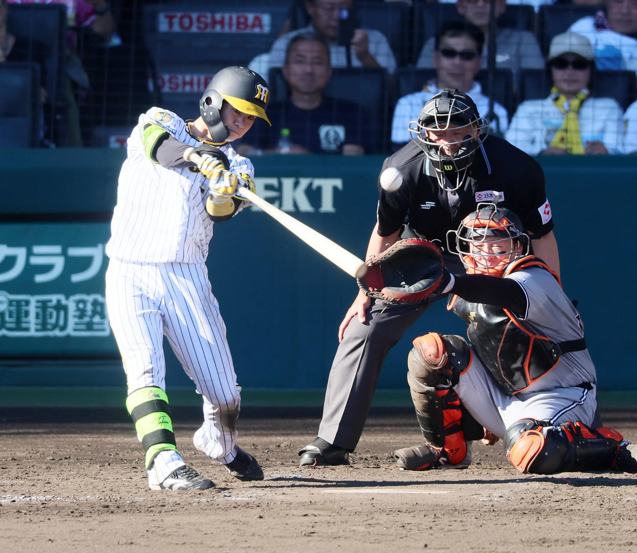 阪神対巨人　5回裏阪神2死、中野は左前打を放つ（撮影・加藤哉）