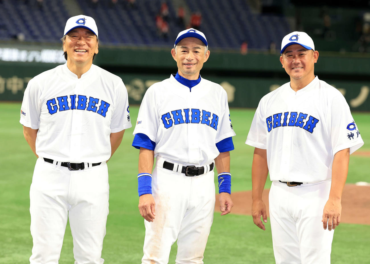 高校野球女子選抜対イチロー選抜　試合後、笑顔で記念撮影する松井秀喜氏（左）、イチロー氏（中央）、松坂大輔氏（撮影・浅見桂子）