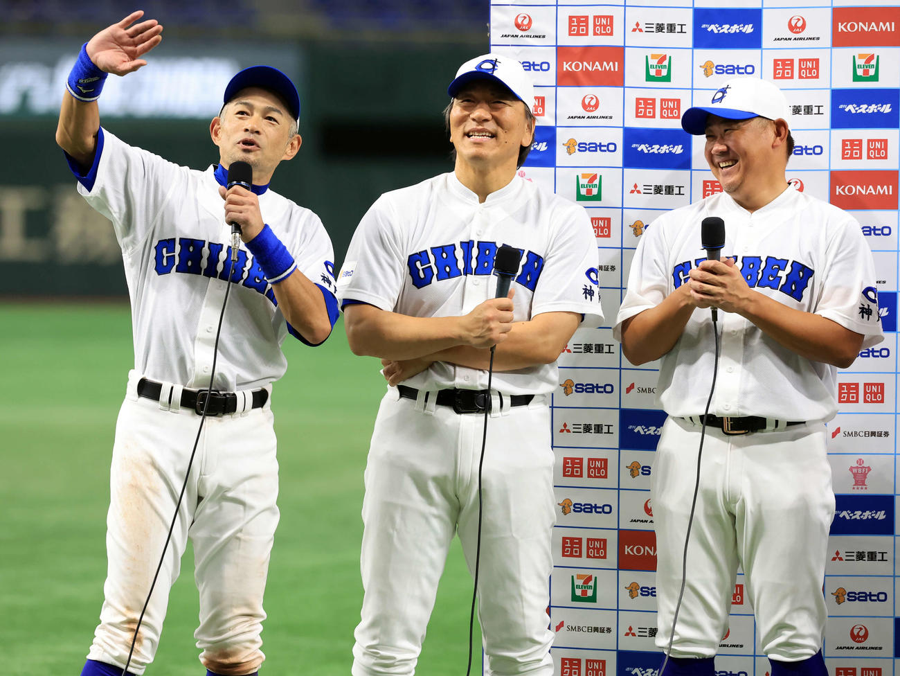 高校野球女子選抜対イチロー選抜　試合後のインタビューで笑顔のイチロー氏（左）、松井秀喜氏（中央）。松坂大輔氏（撮影・浅見桂子）