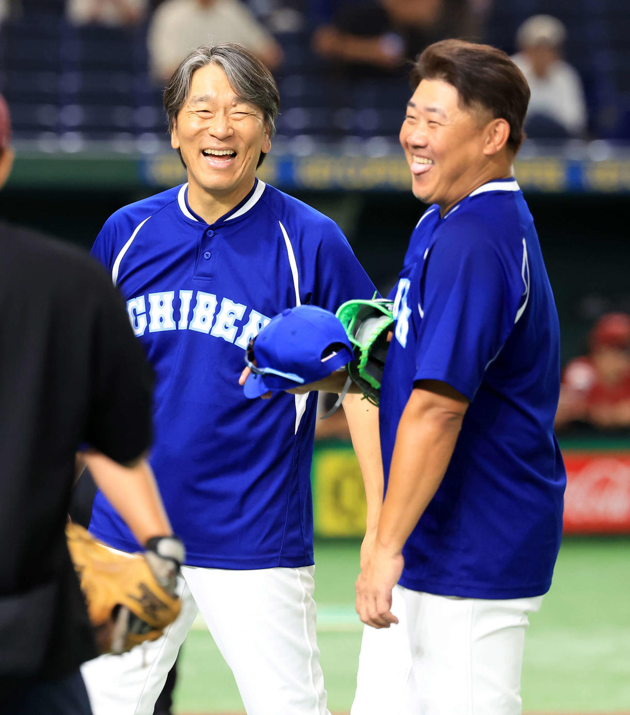 イチロー選抜対高校野球女子選抜　練習中、談笑する松井秀喜氏（左）と松坂大輔氏（撮影・浅見桂子）