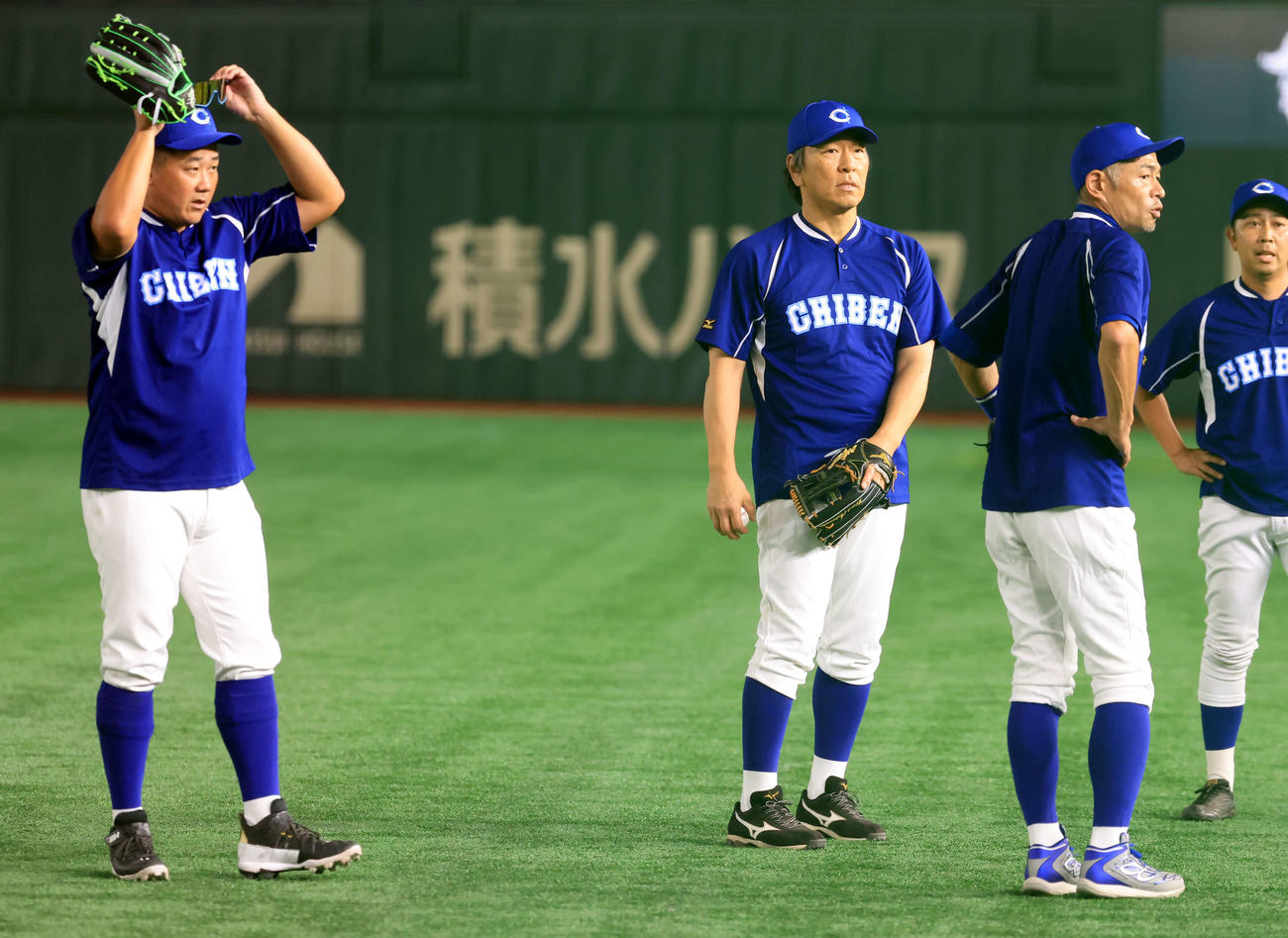 イチロー選抜対高校野球女子選抜　練習中、イチロー氏（手前）の話を聞く松坂大輔氏（左）と松井秀喜氏（撮影・浅見桂子）