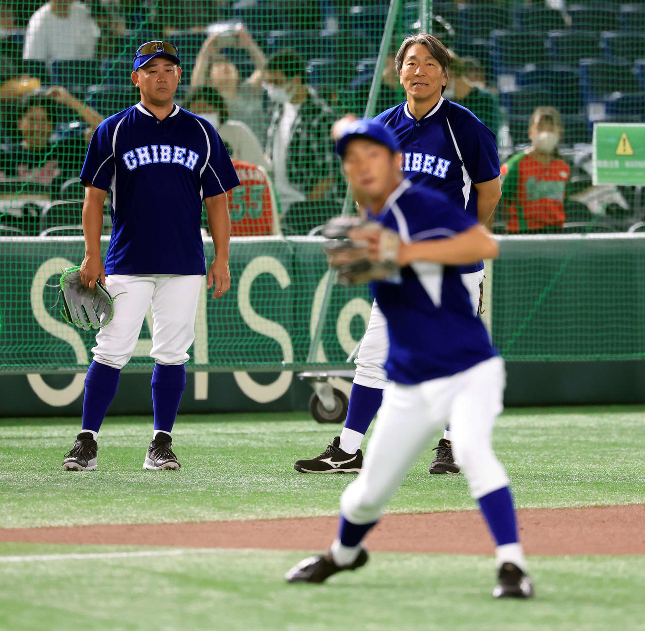 イチロー選抜対高校野球女子選抜　練習中、ノックを見つめる松坂大輔氏（左）と松井秀喜氏（撮影・浅見桂子）