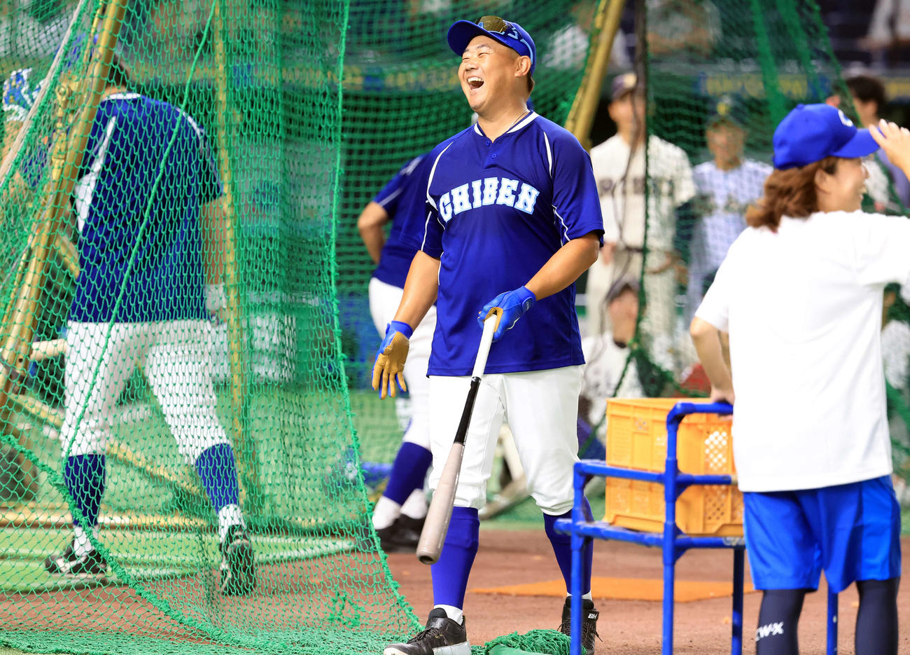 イチロー選抜対高校野球女子選抜　フリー打撃を終え笑顔の松坂大輔氏（撮影・浅見桂子）
