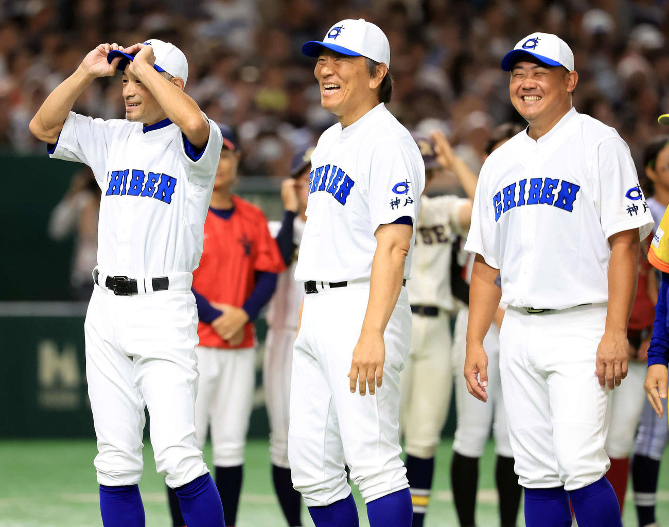 高校野球女子選抜対イチロー選抜　試合前セレモニーで笑顔で整列するイチロー氏（左）、松井秀喜氏（中央）、松坂大輔氏（撮影・浅見桂子）