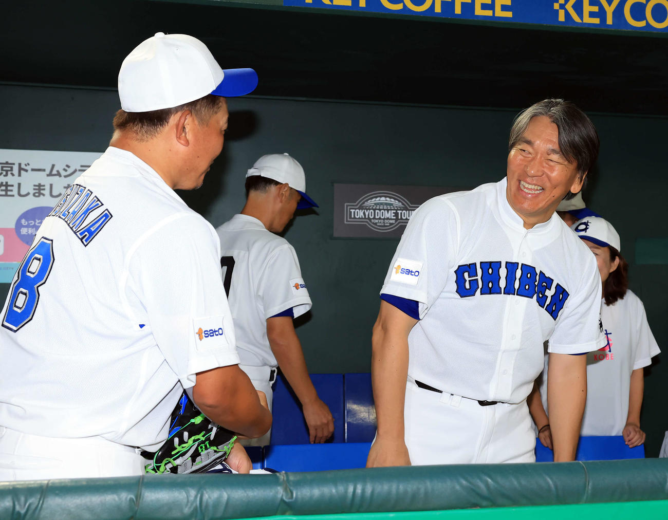 高校野球女子選抜対イチロー選抜　試合後、松坂大輔氏（左）と談笑する松井秀喜氏（撮影・浅見桂子）