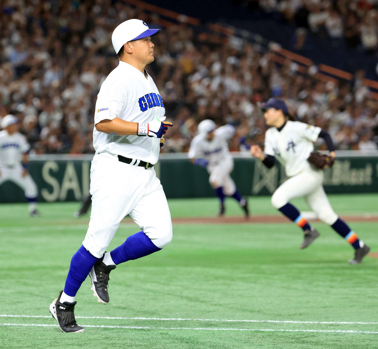 高校野球女子選抜対イチロー選抜　4回裏イチロー選抜無死一、三塁、松坂大輔氏は犠飛を放つ（撮影・浅見桂子）