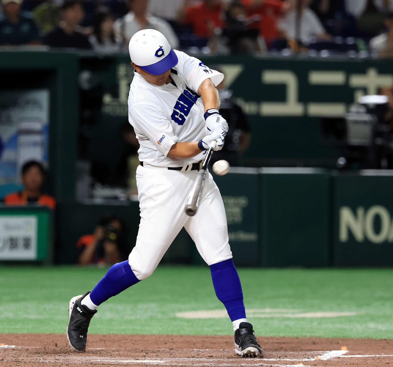 高校野球女子選抜対イチロー選抜　8回裏イチロー選抜2死一、三塁、松坂大輔氏は右適時打を放つ（撮影・浅見桂子）