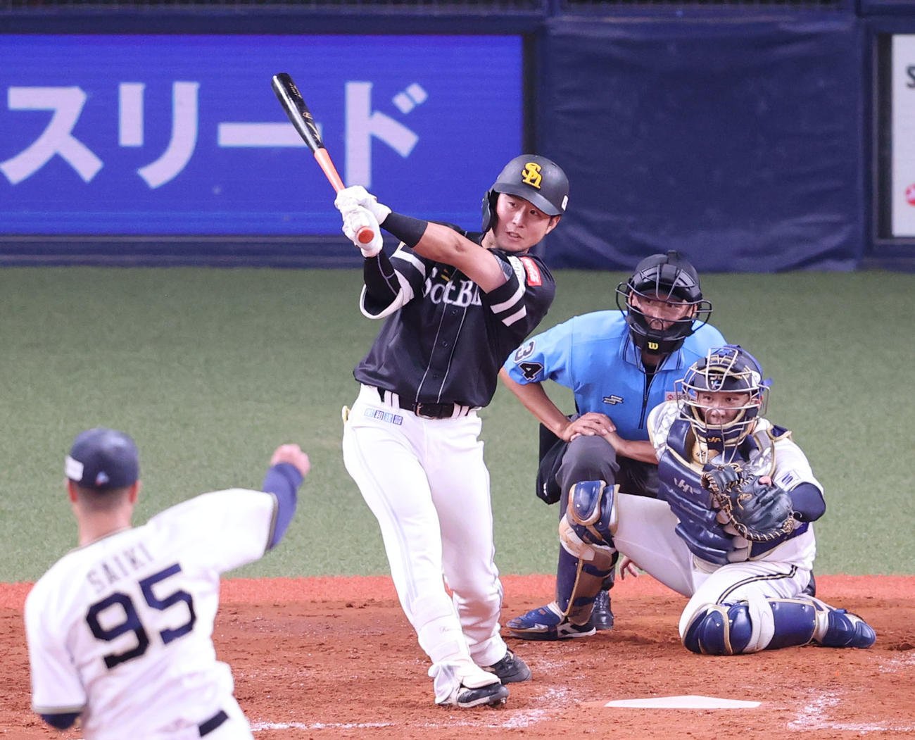 オリックス対ソフトバンク　4回表ソフトバンク2死一、三塁、川村は適時打となる一内野安打を放つ（撮影・梅根麻紀）