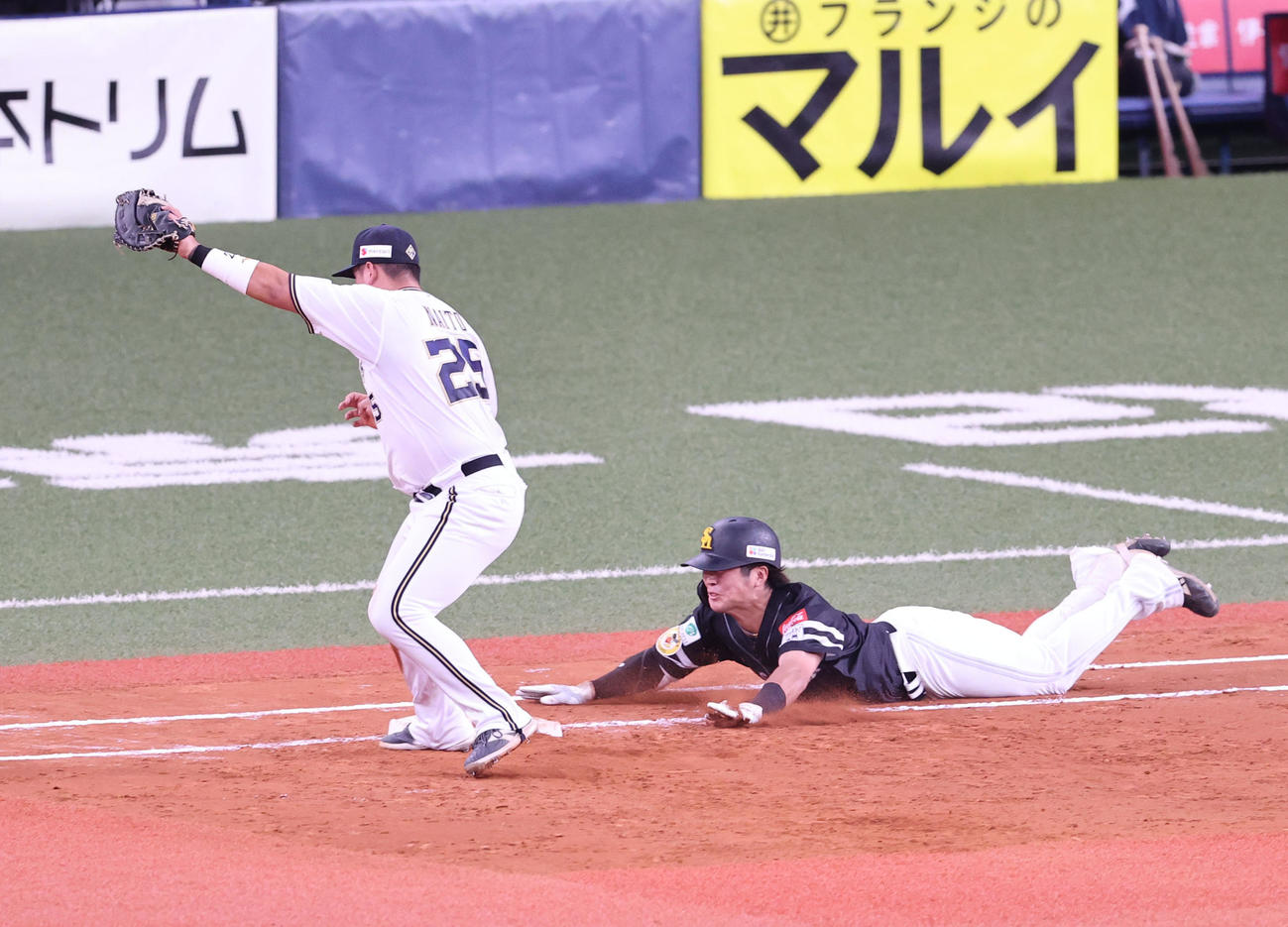 オリックス対ソフトバンク　4回表ソフトバンク2死一、三塁、川村は適時打となる一内野安打を放つ（撮影・梅根麻紀）