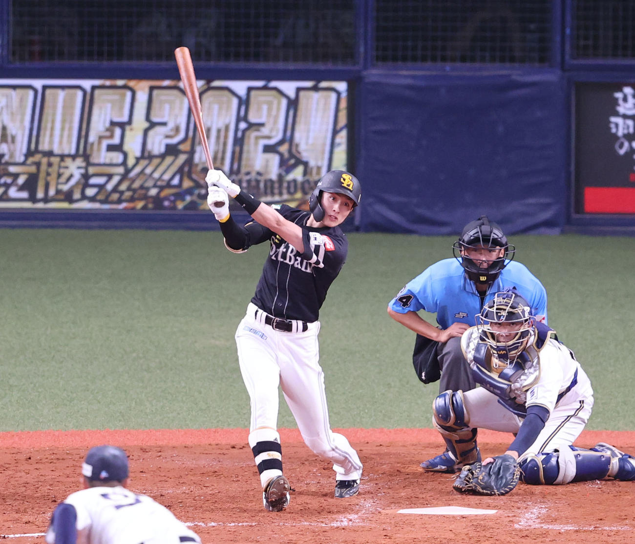 オリックス対ソフトバンク　4回表ソフトバンク2死一、二塁、周東は左越えに勝ち越しとなる2点適時三塁打を放つ（撮影・梅根麻紀）