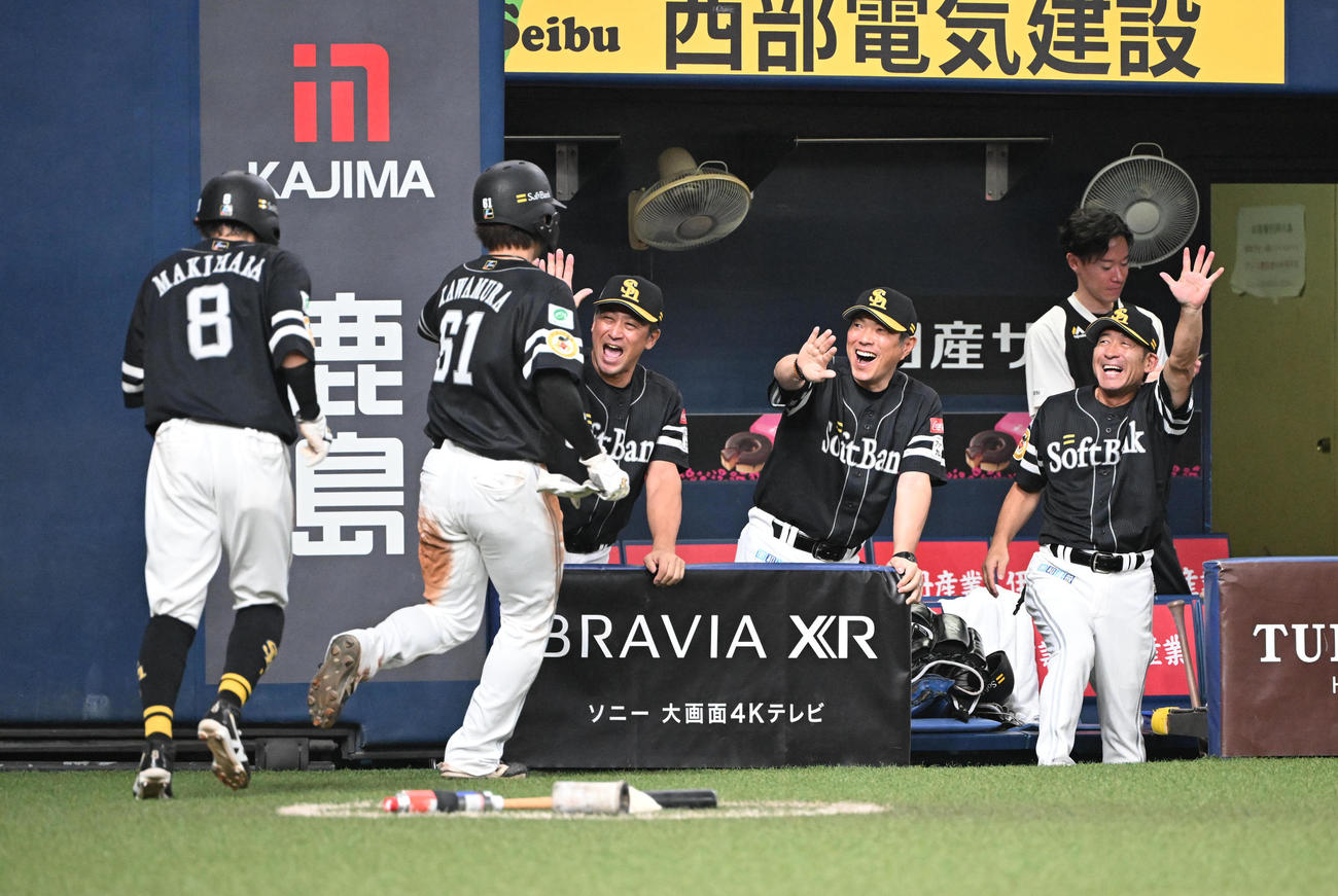 オリックス対ソフトバンク　4回表ソフトバンク2死一、二塁、周東の適時三塁打で生還した牧原大（左）と川村を迎える小久保監督（撮影・和賀正仁）