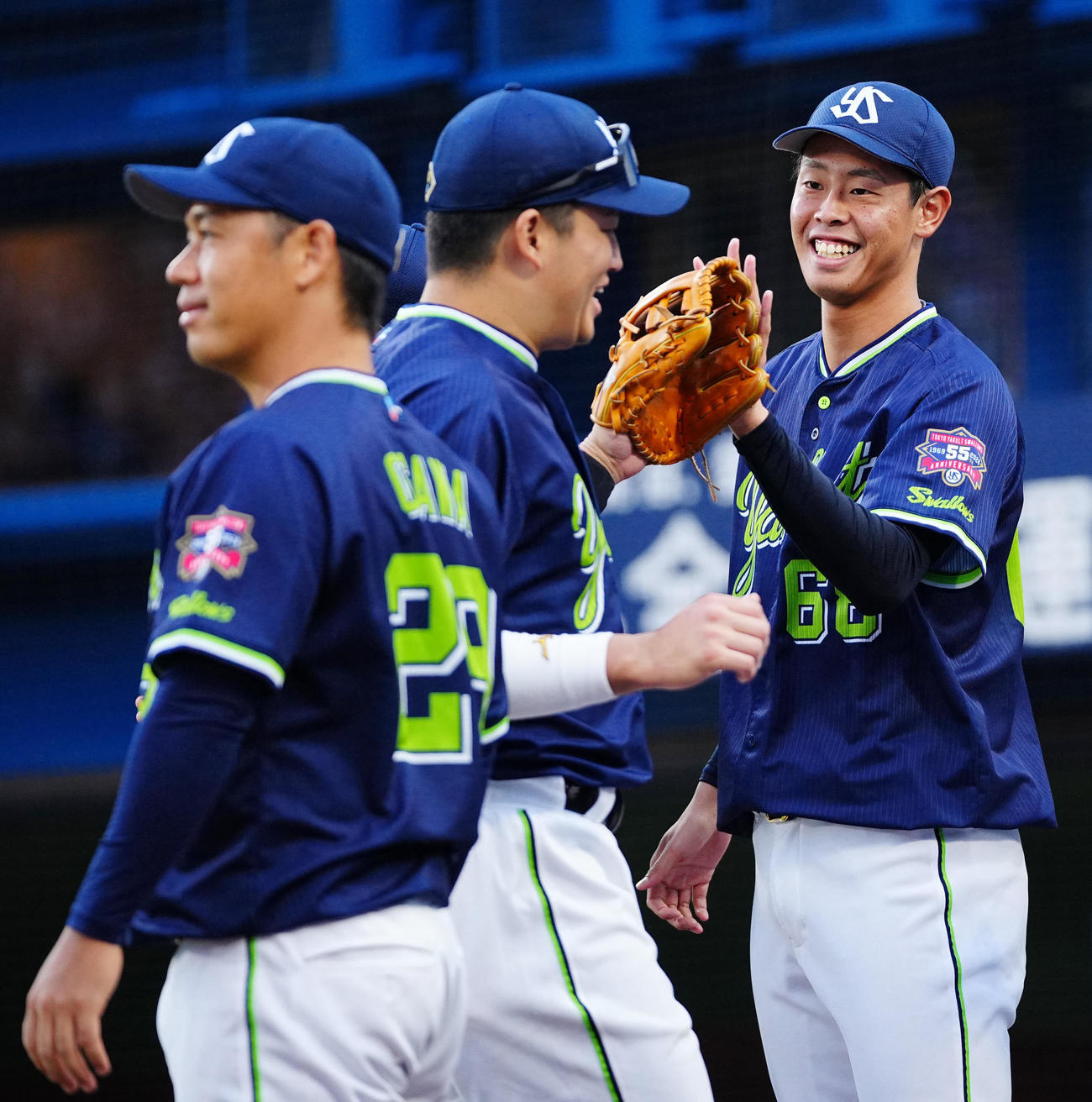 DeNA対ヤクルト　8回裏を終えヤクルト村上（中央）らを笑顔で迎える丸山翔（右）（撮影・垰建太）
