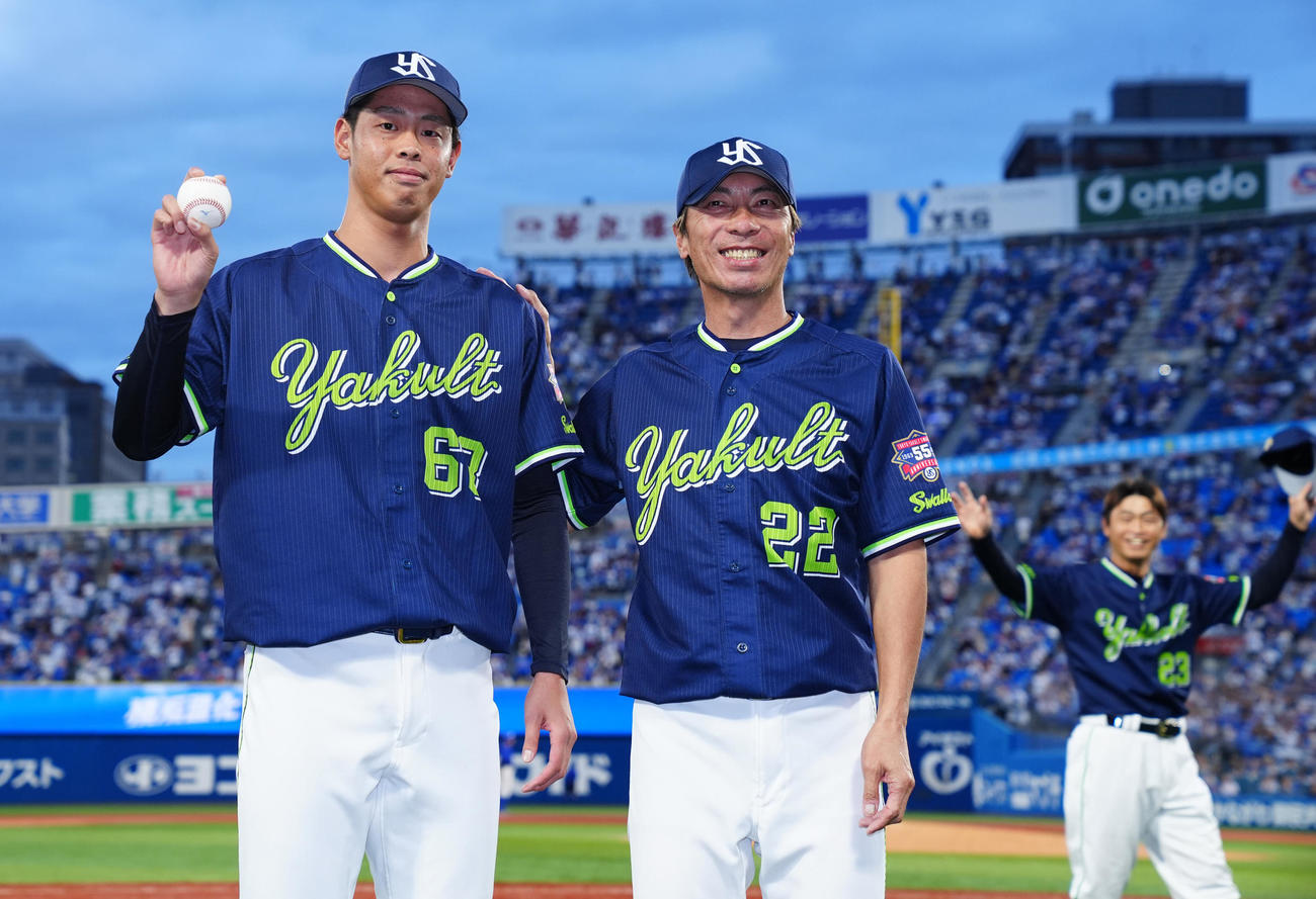 DeNA対ヤクルト　プロ初勝利を挙げたヤクルト丸山翔（左）は高津監督と記念写真に納まる。右は青木（撮影・垰建太）
