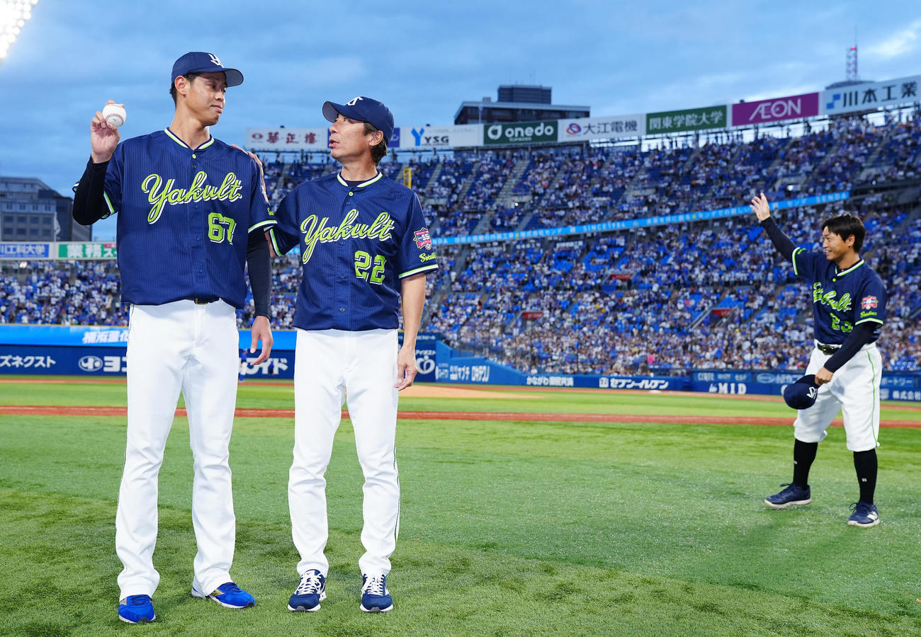 DeNA対ヤクルト　プロ初勝利を挙げたヤクルト丸山翔（左）は高津監督と記念写真に納まる。右は青木（撮影・垰建太）