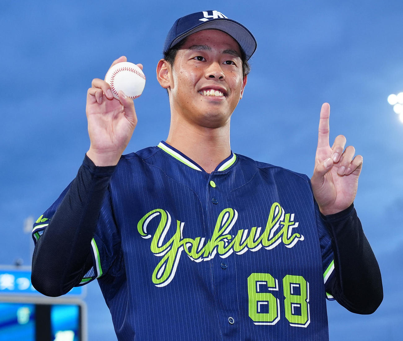 DeNA対ヤクルト　プロ初勝利を挙げたヤクルト丸山翔は勝利球を手に写真に納まる（撮影・垰建太）