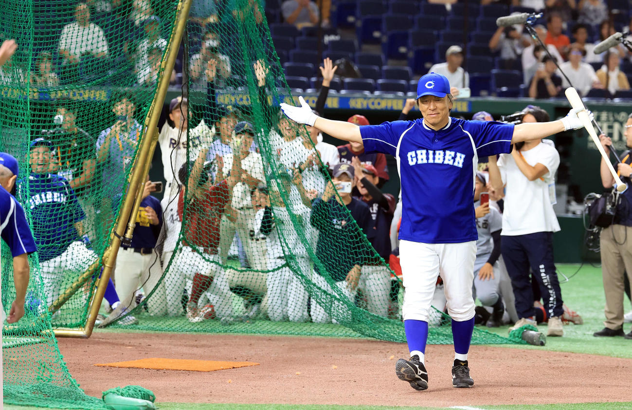 イチロー選抜対高校野球女子選抜　女子選手が見つめる中、フリー打撃で柵越えをした松井秀喜氏（手前）は両手を広げる。左端はイチロー氏（撮影・浅見桂子）