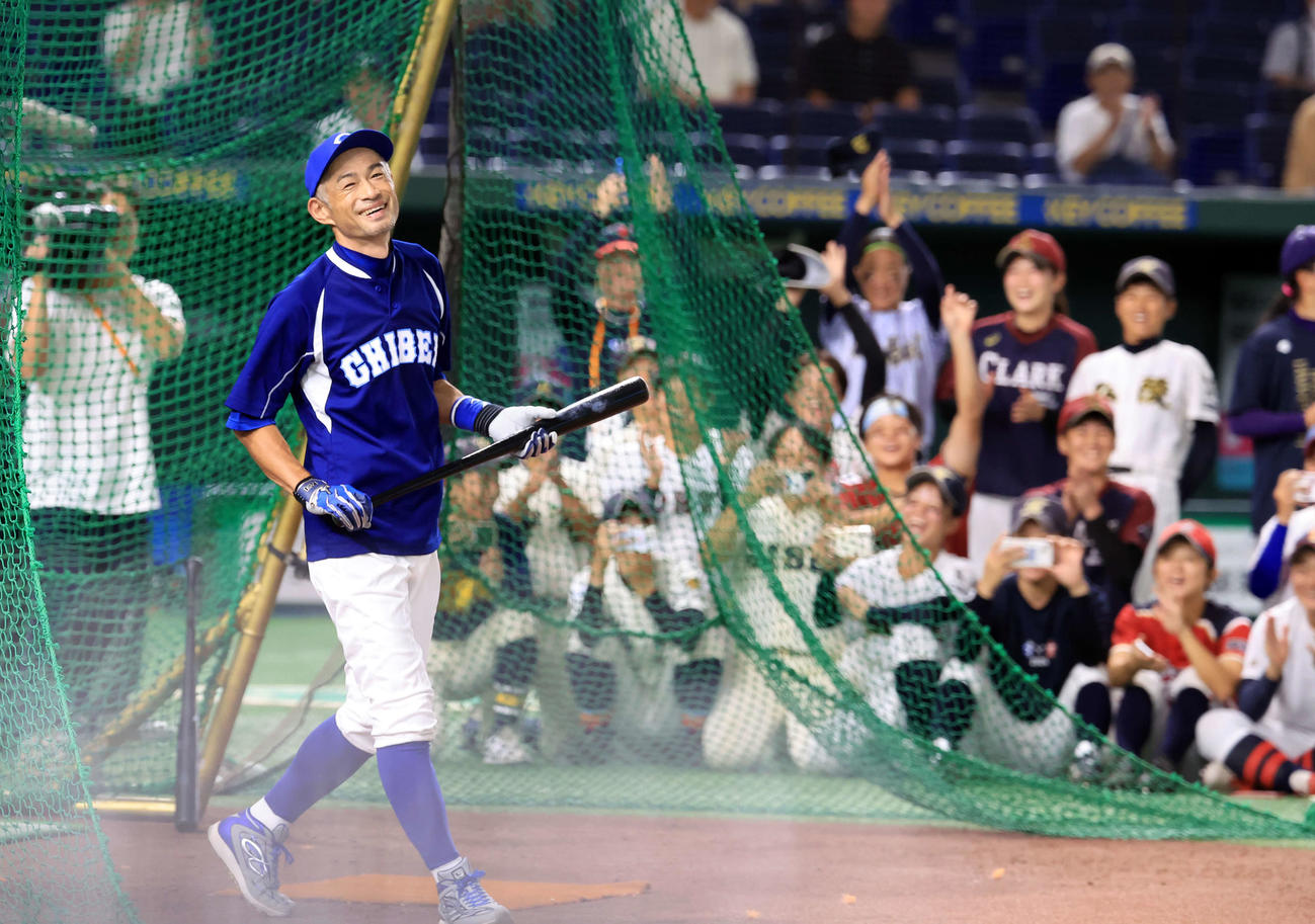 イチロー選抜対高校野球女子選抜　女子選手が見つめる中、フリー打撃で柵越えをしたイチロー氏は笑顔を見せる（撮影・浅見桂子）
