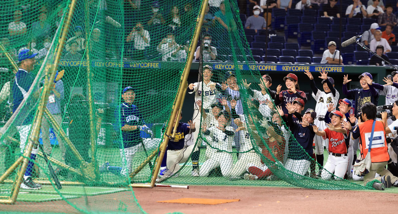 イチロー選抜対高校野球女子選抜　フリー打撃でケージに入った松坂大輔氏（左）にエールを送る女子選手たち。中央はイチロー氏（撮影・浅見桂子）
