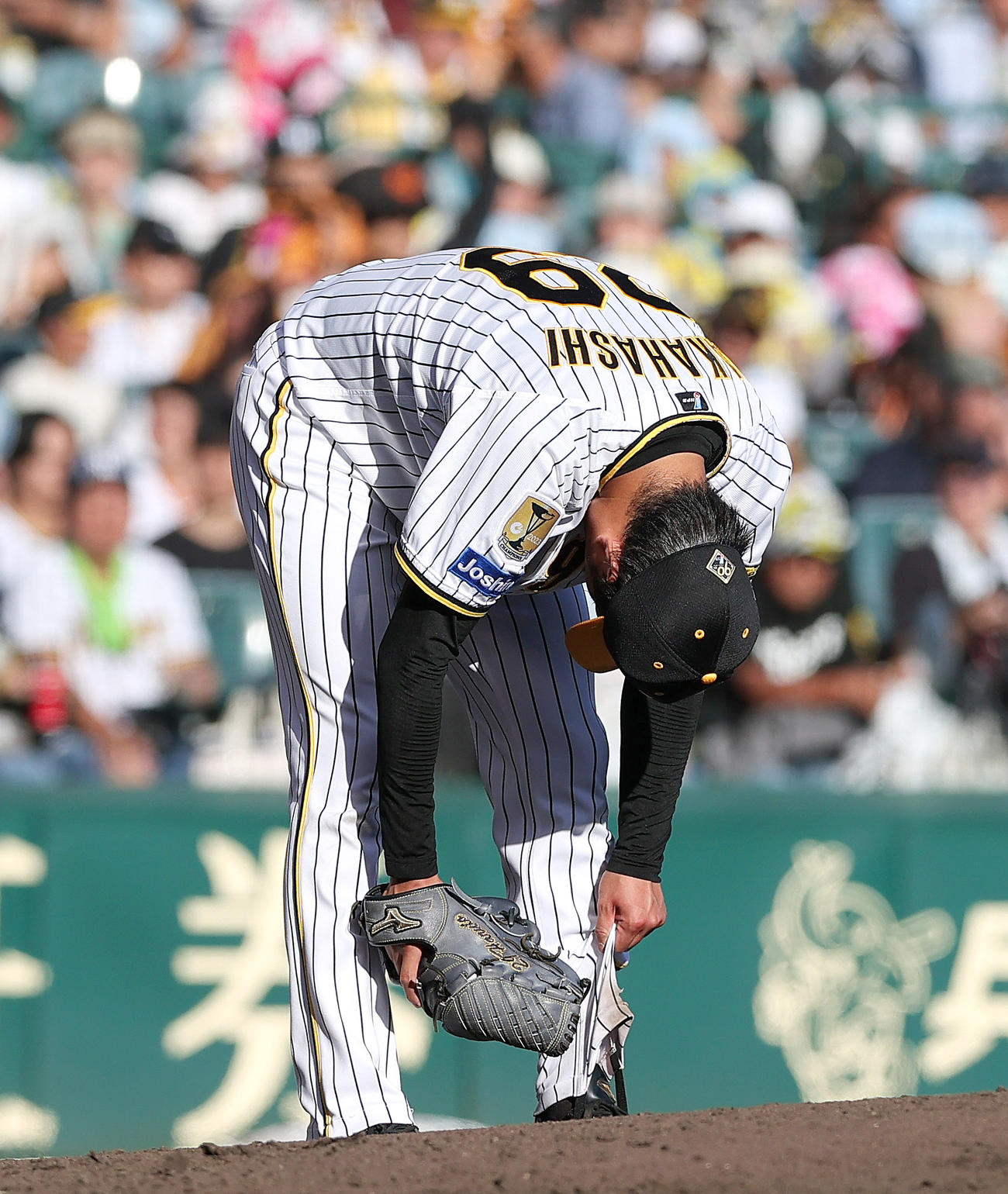 阪神対巨人　7回表巨人無死一、三塁、高橋は代打坂本に右前適時打を浴び交代となる（撮影・上山淳一）