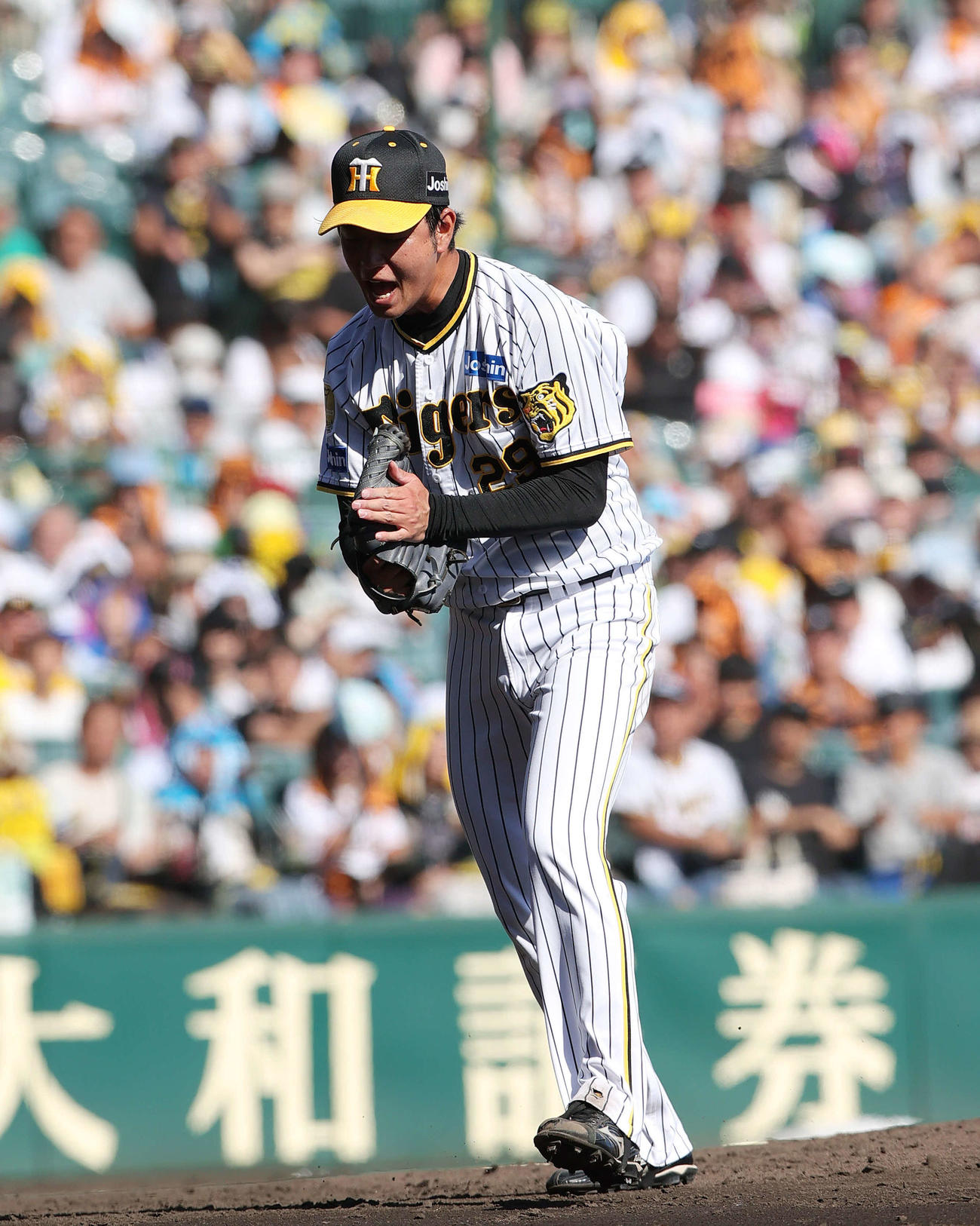 阪神対巨人　3回表巨人2死二塁、高橋は丸を空振り三振を奪いグラブをたたくく（撮影・上山淳一）