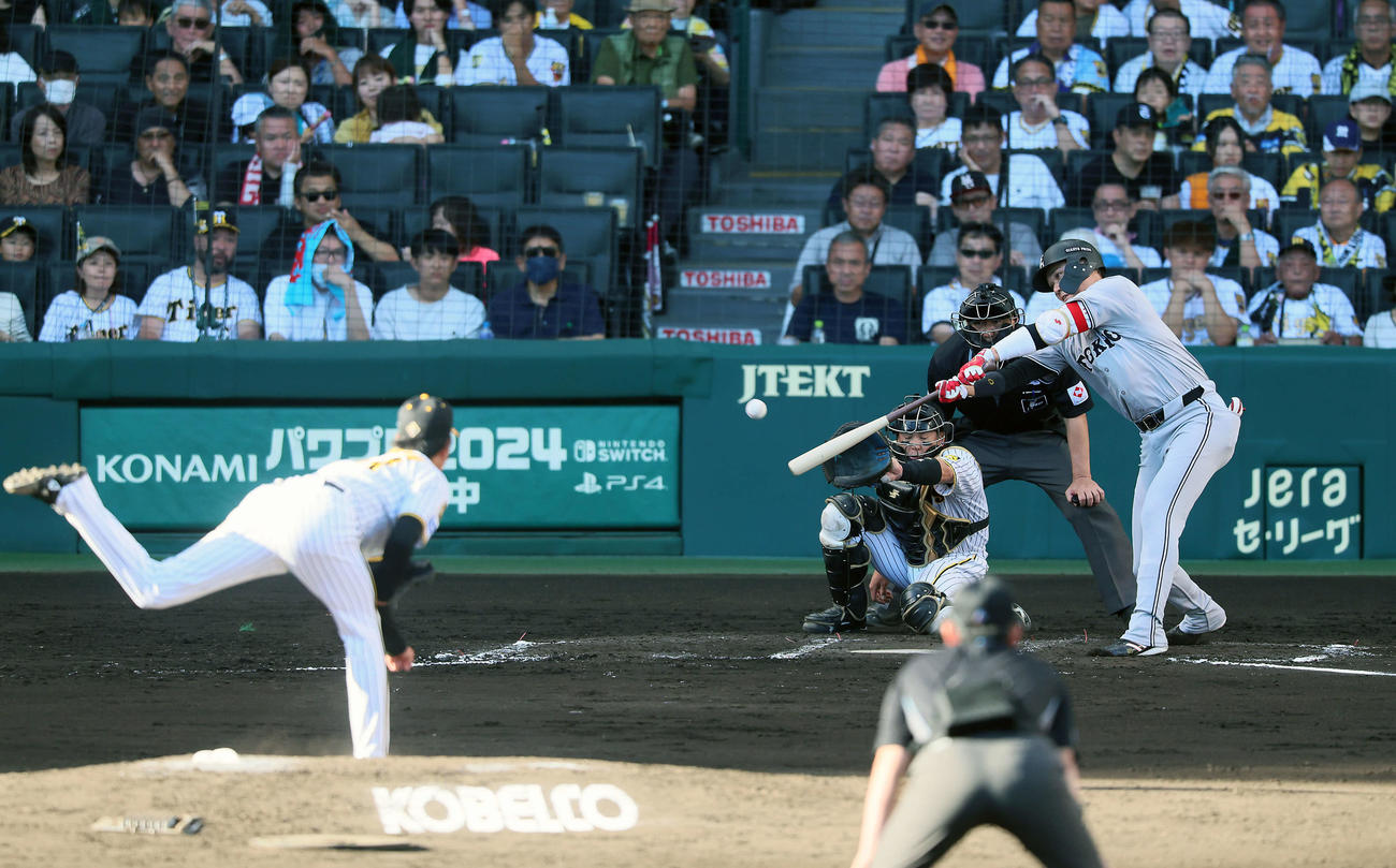 阪神対巨人　7回表巨人無死一、三塁、代打坂本は右前適時打を放つ。投手高橋（撮影・加藤哉）