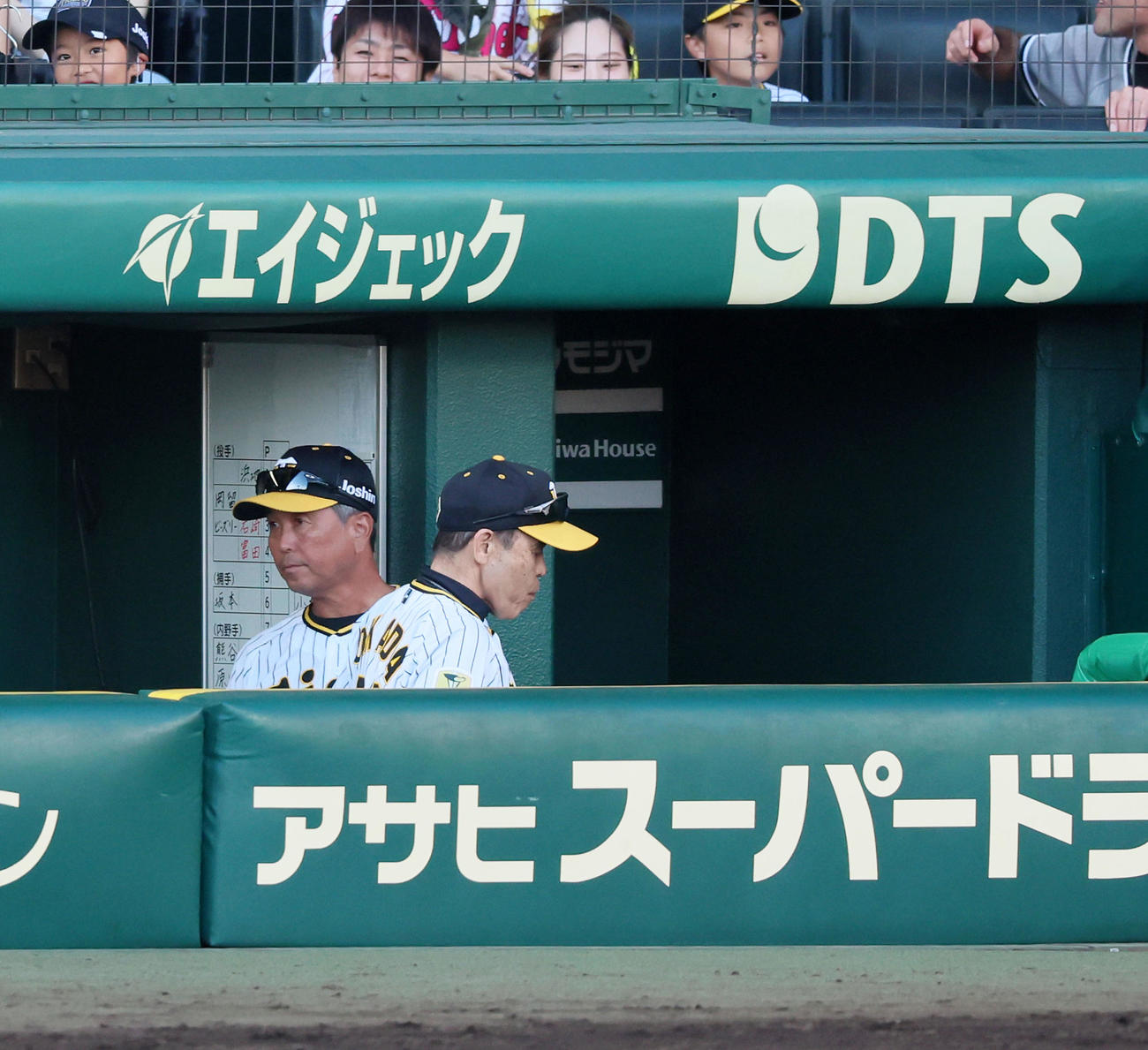 阪神対巨人　巨人に敗れベンチから引き揚げる岡田彰布監督（撮影・加藤哉）