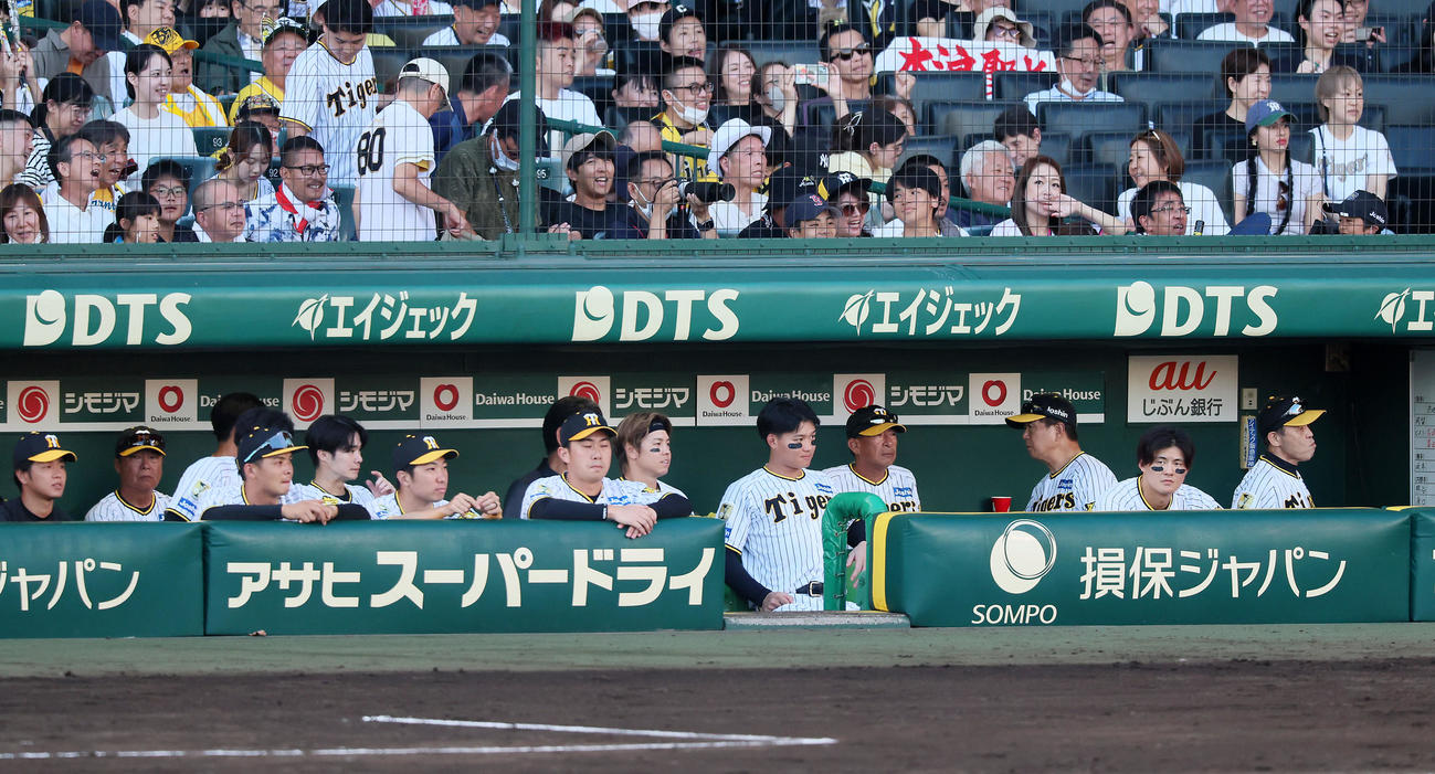 阪神対巨人　巨人に敗れベンチから引き揚げる岡田彰布監督と阪神ナイン（撮影・加藤哉）