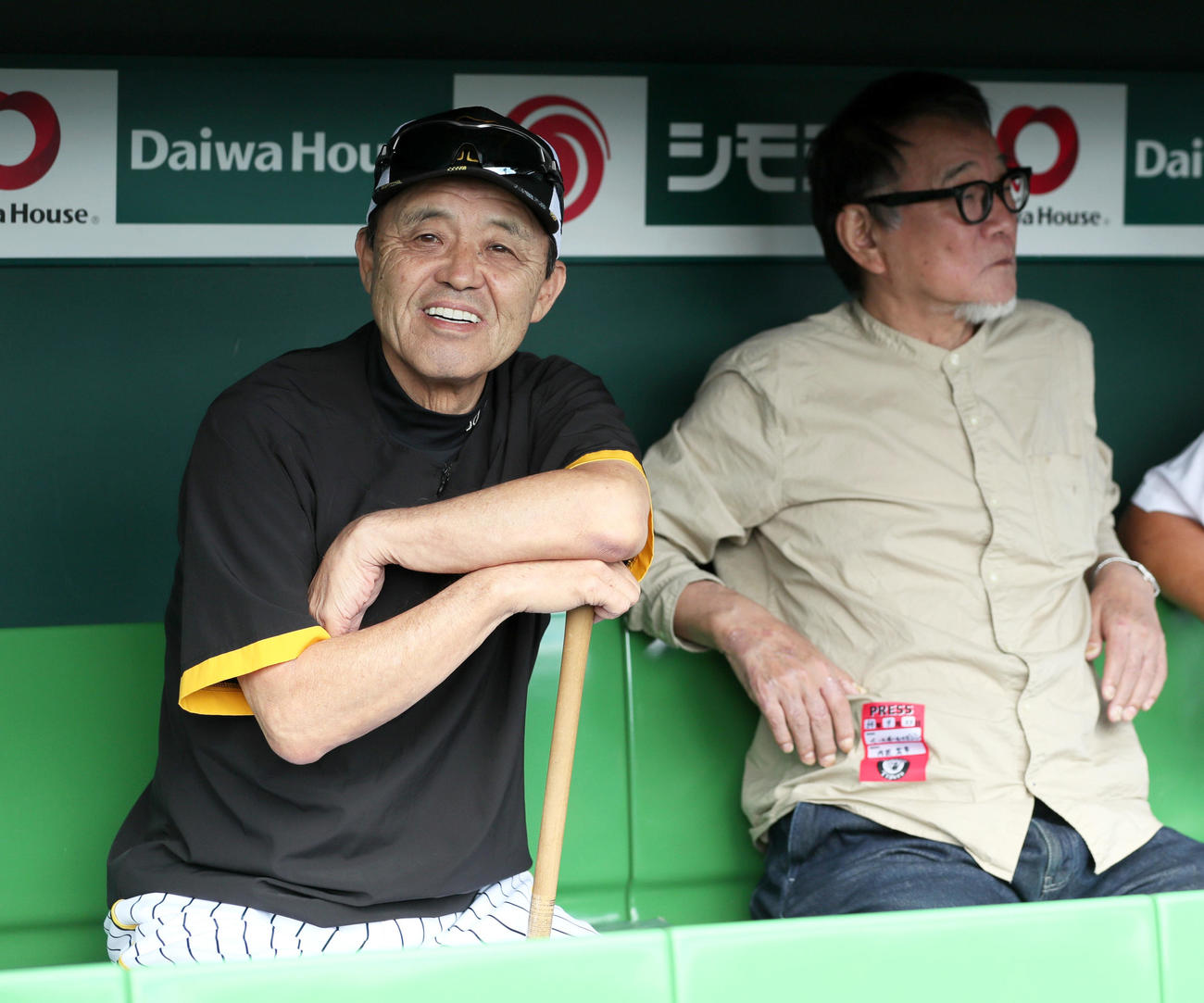 阪神対巨人　試合前の練習で笑顔を見せる阪神岡田監督（撮影・上山淳一）
