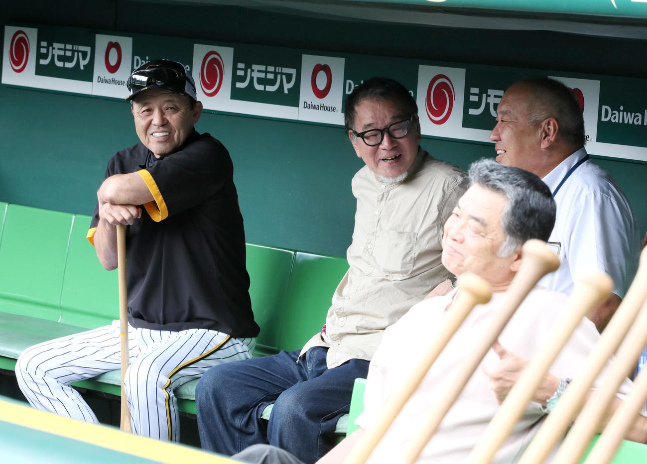 阪神対巨人　試合前の練習で笑顔を見せる阪神岡田監督（撮影・上山淳一）