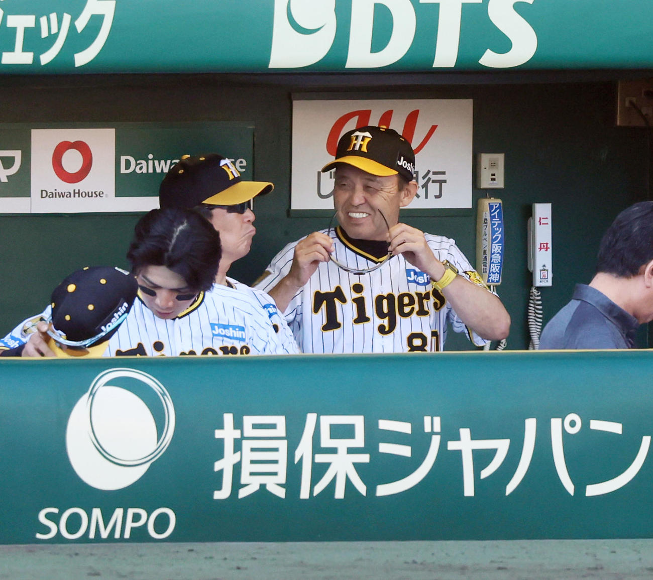 阪神対巨人　6回表を終え、笑顔でサングラスをかける岡田監督（撮影・加藤哉）
