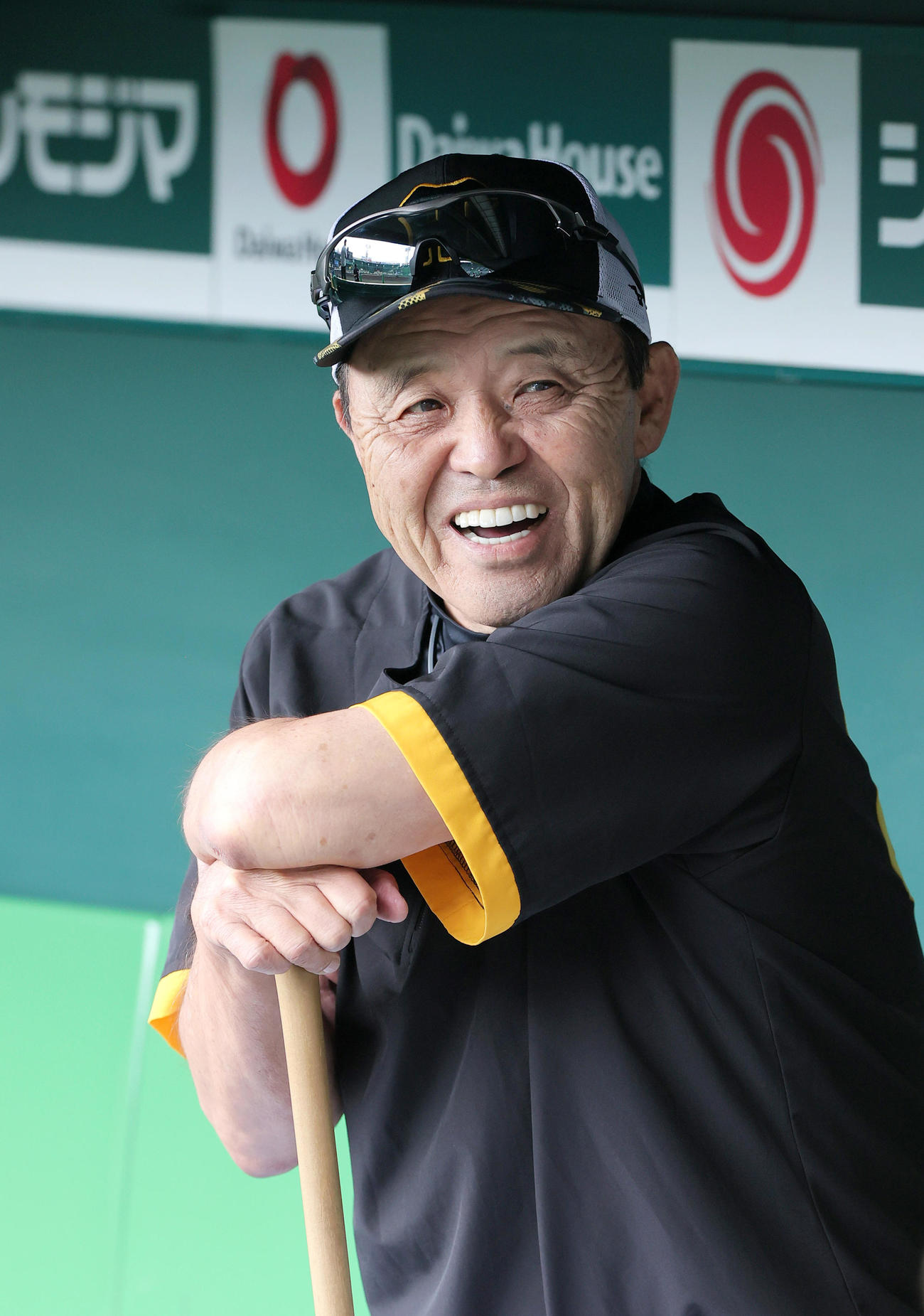 阪神対巨人　試合前の練習で笑顔を見せる阪神岡田監督（撮影・上山淳一）