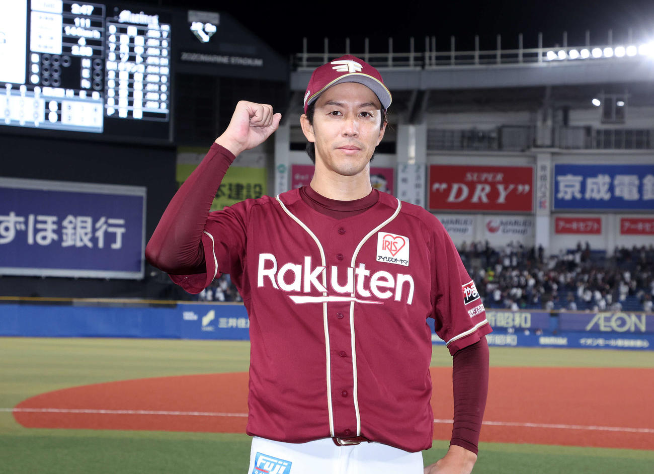 ロッテ対楽天　完封勝利しガッツポーズする楽天岸（撮影・鈴木正人）
